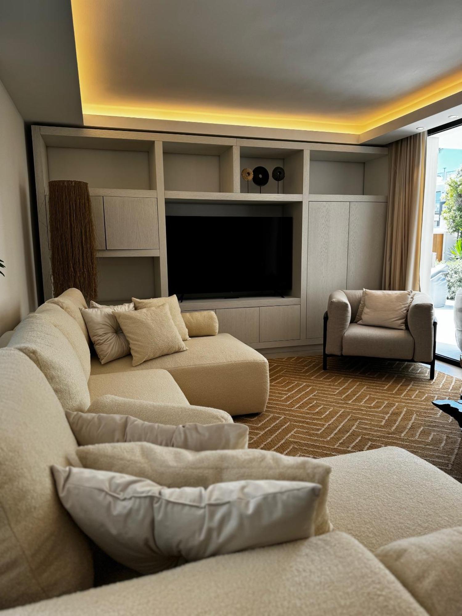 Villa Family Bliss In Marbella- Brand-new 4 Bedroom With Garden, Private Pool & Jacuzzi, Marbesa 500 M To The Beautiful Cabopino *