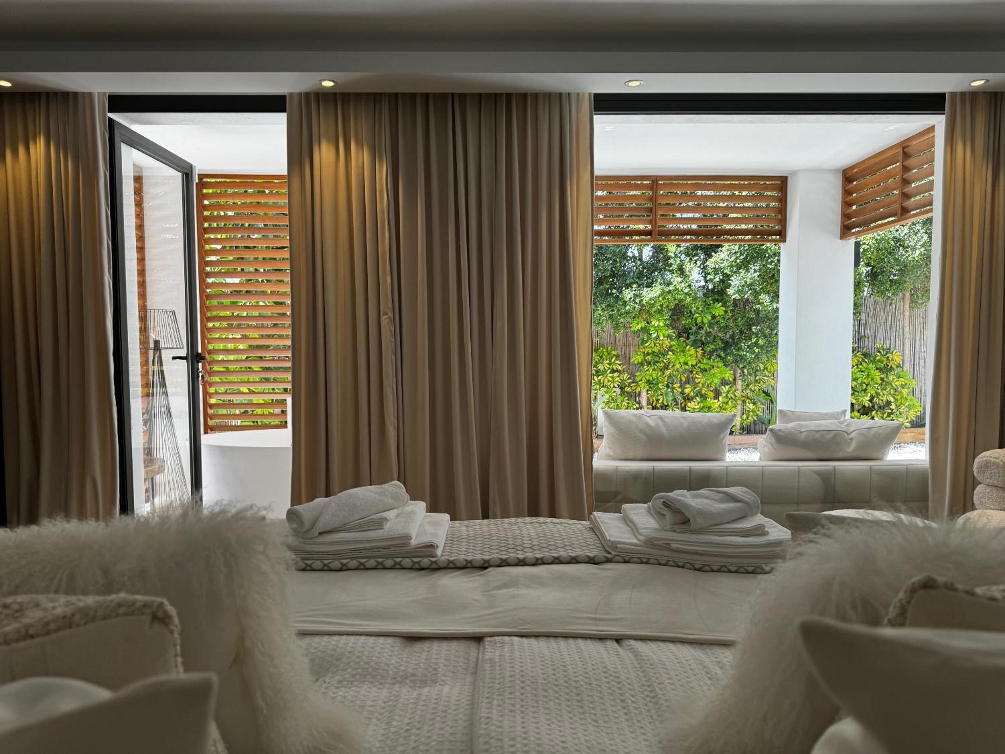 Family Bliss In Marbella- Brand-new 4 Bedroom With Garden, Private Pool & Jacuzzi, Marbesa 500 M To The Beautiful Cabopino *