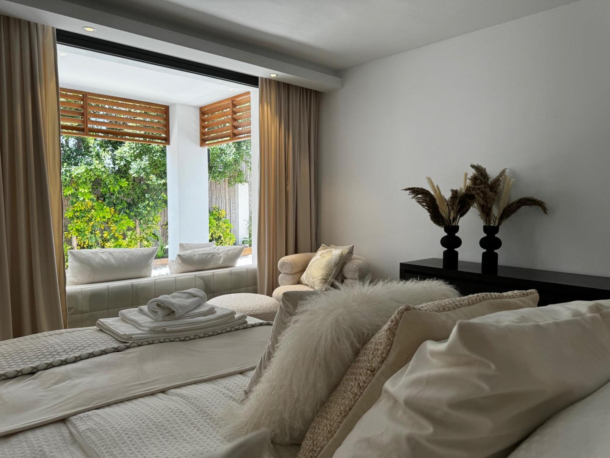 Family Bliss In Marbella- Brand-new 4 Bedroom With Garden, Private Pool & Jacuzzi, Marbesa 500 M To The Beautiful Cabopino *