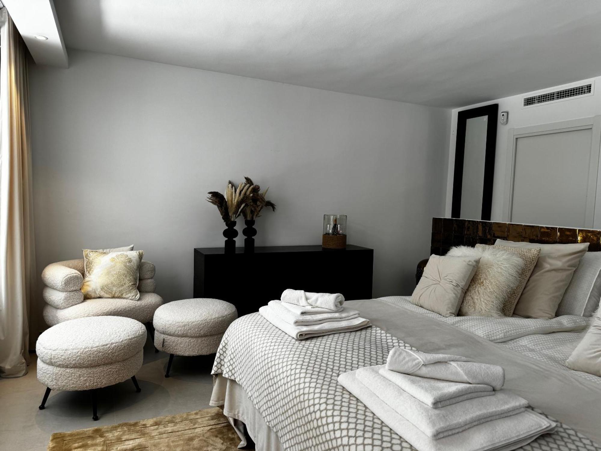 Bliss - Luxury 4-bedroom With Garden, Private Pool & Jacuzzi, Marbesa Near- 5 Min To The Cabopino Villa