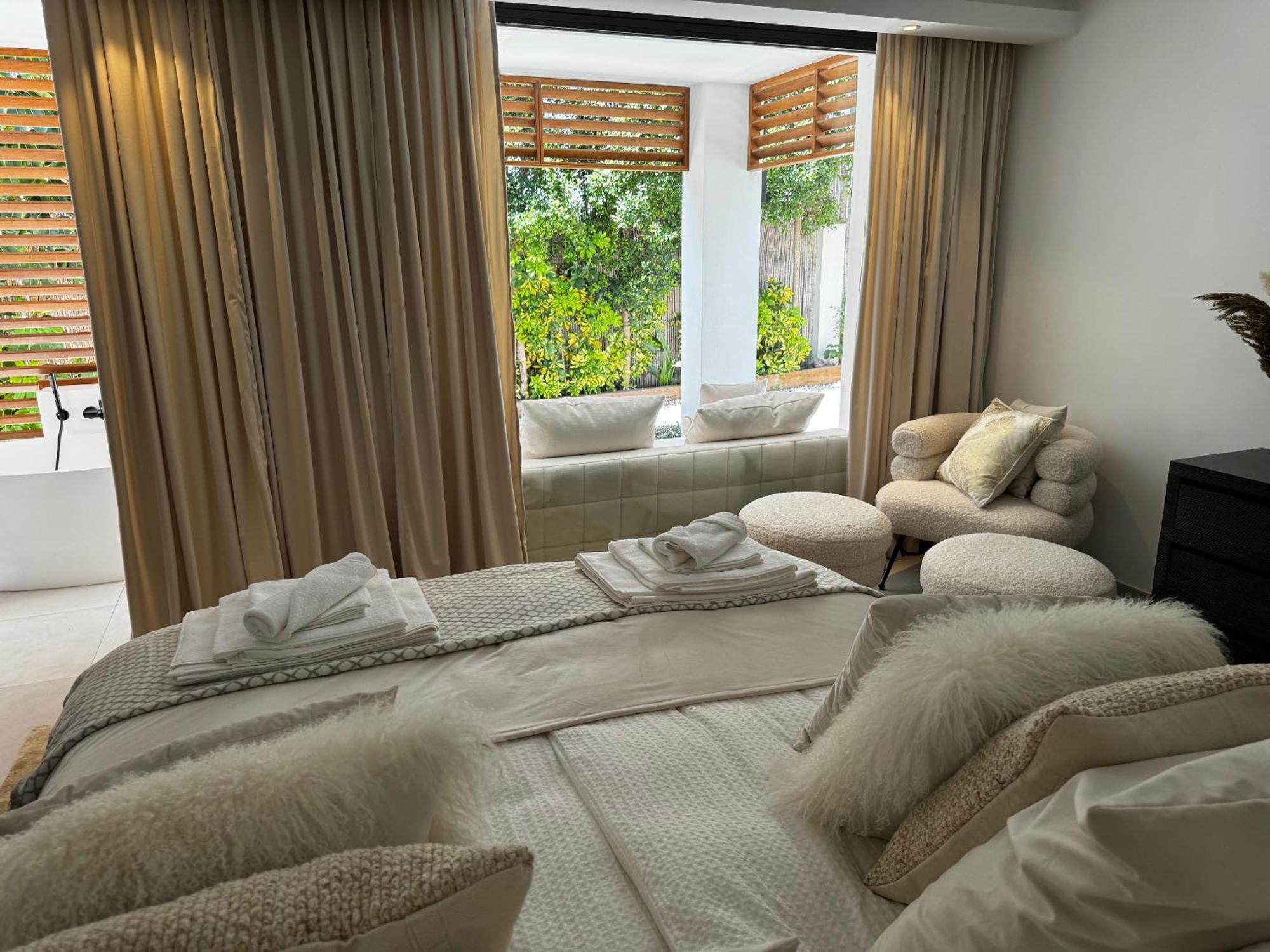 Villa Family Bliss In Marbella- Brand-new 4 Bedroom With Garden, Private Pool & Jacuzzi, Marbesa 500 M To The Beautiful Cabopino Marbella