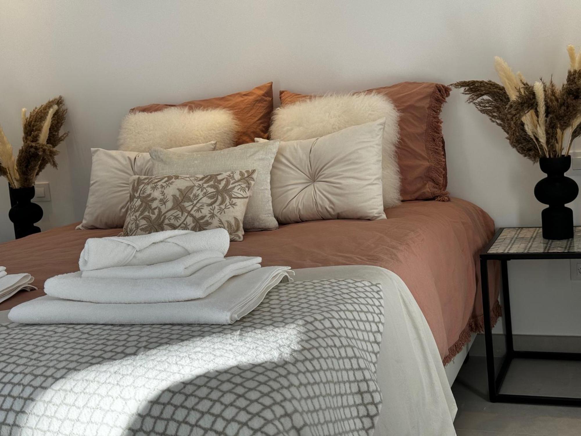 Bliss - Luxury 4-bedroom With Garden, Private Pool & Jacuzzi, Marbesa Near- 5 Min To The Cabopino Villa *