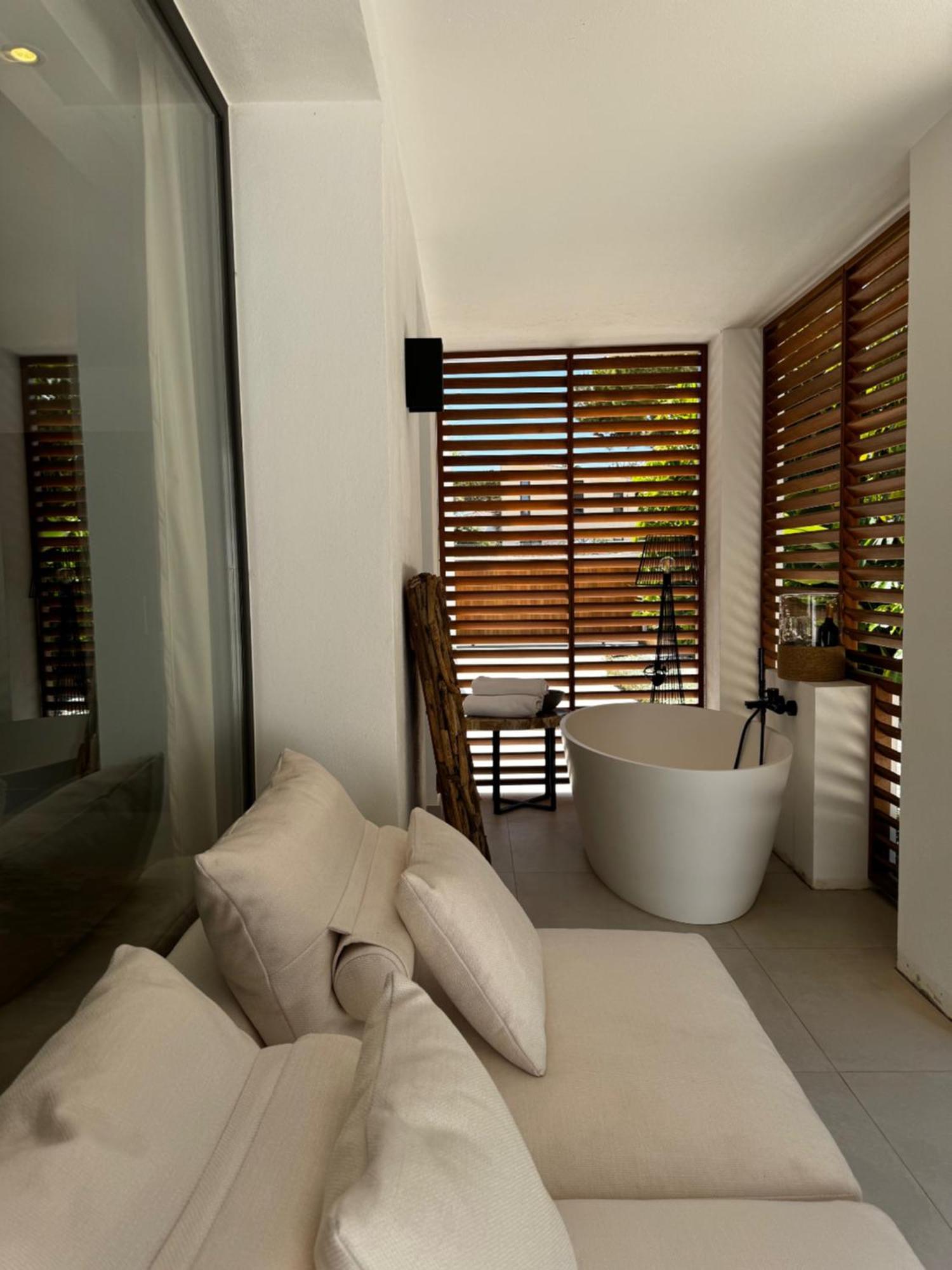 Villa Bliss - Luxury 4-bedroom With Garden, Private Pool & Jacuzzi, Marbesa Near- 5 Min To The Cabopino Marbella