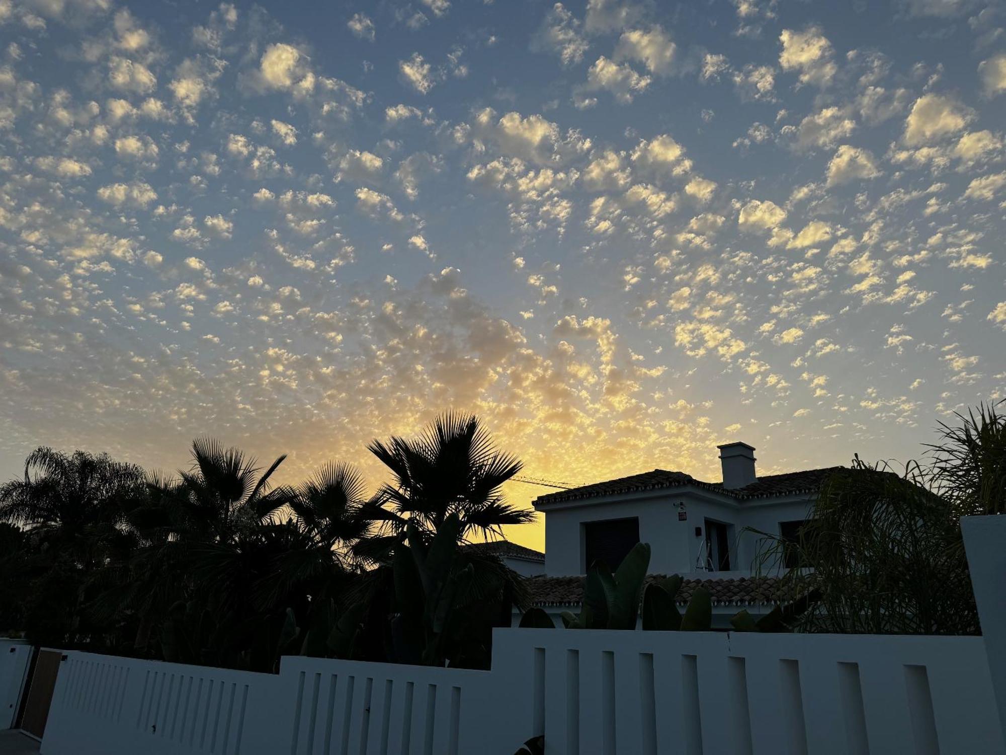 Villa Bliss - Luxury 4-bedroom With Garden, Private Pool & Jacuzzi, Marbesa Near- 5 Min To The Cabopino Marbella
