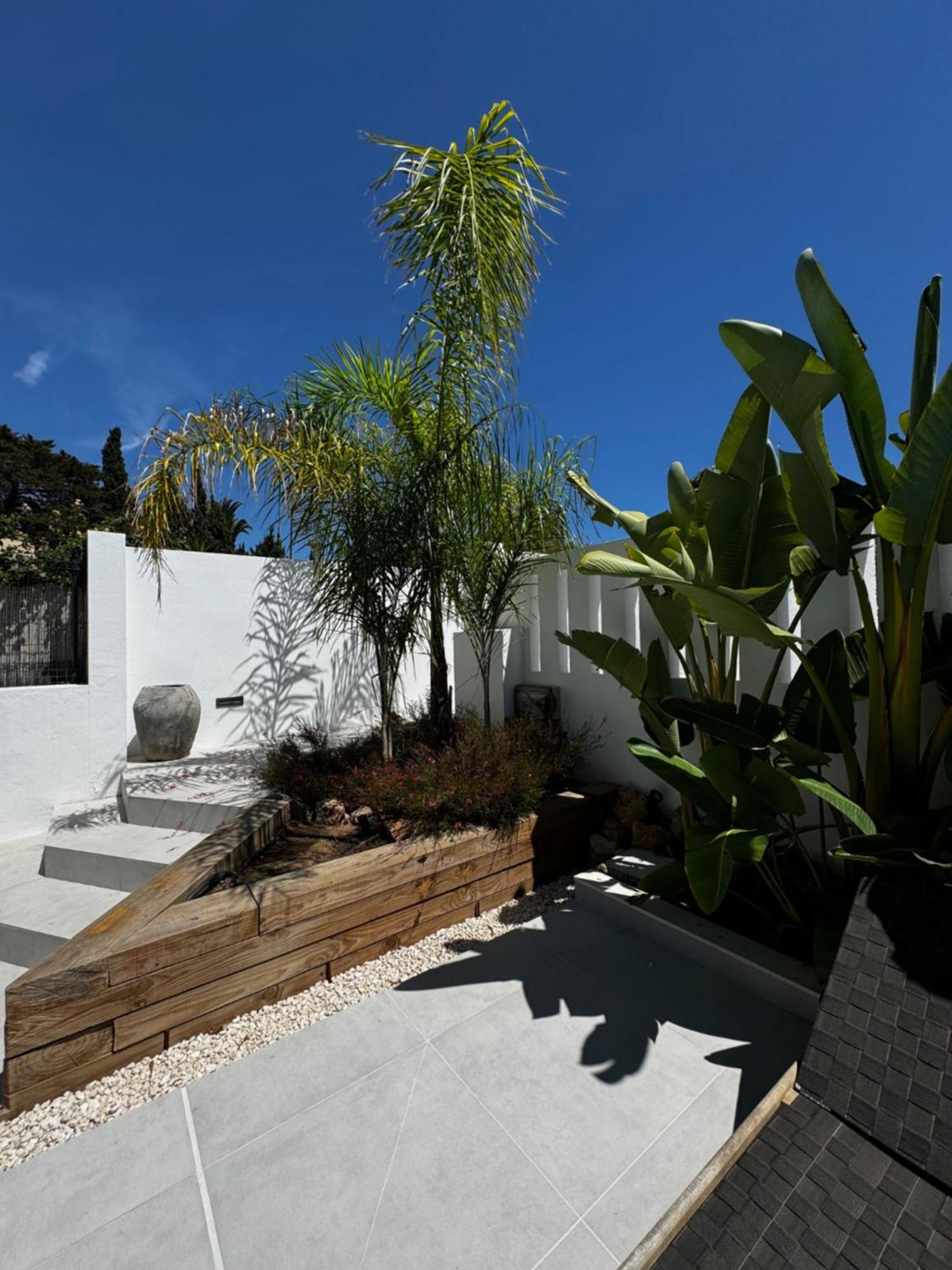 Villa Family Bliss In Marbella- Brand-new 4 Bedroom With Garden, Private Pool & Jacuzzi, Marbesa 500 M To The Beautiful Cabopino