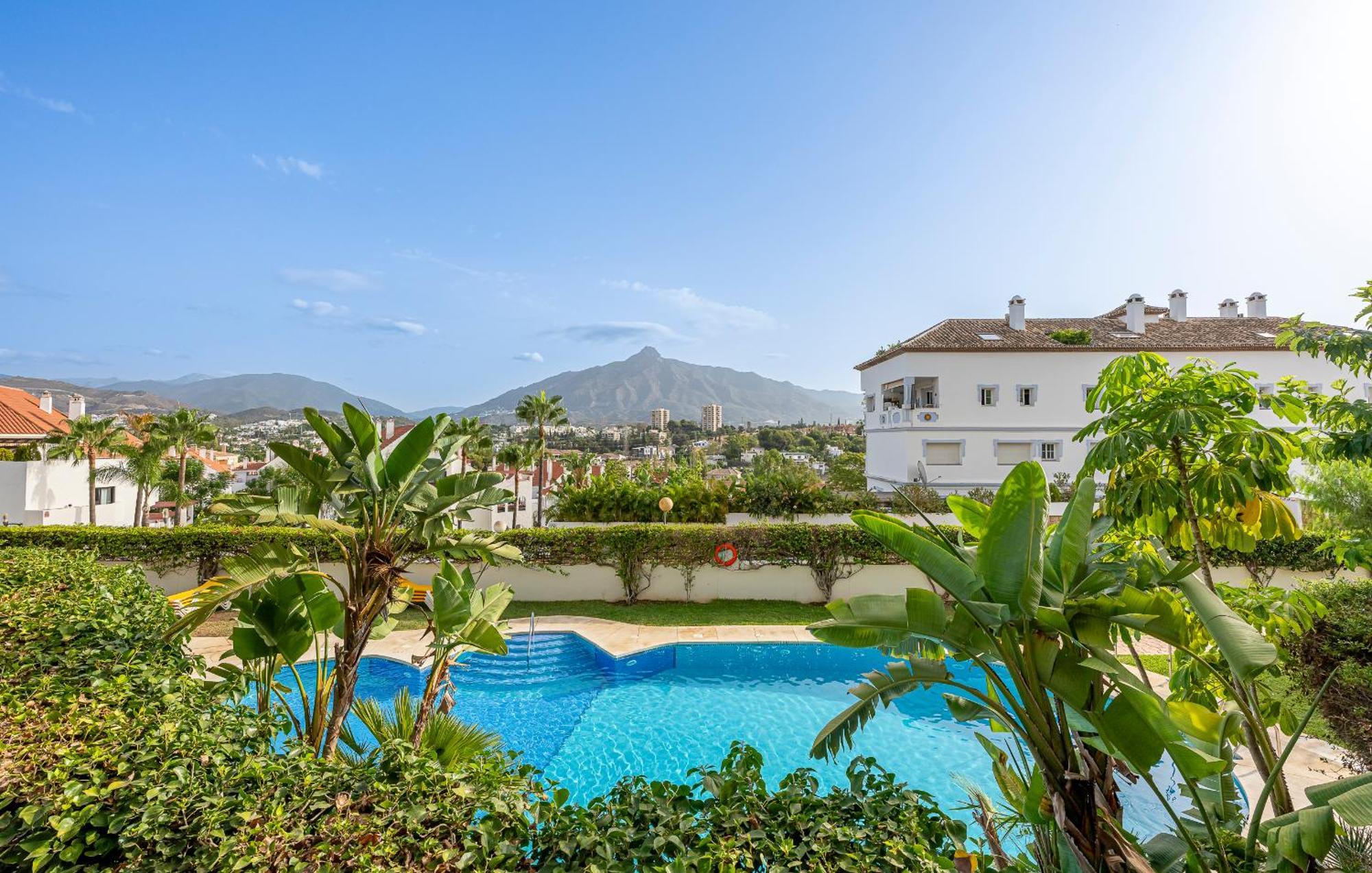Apartment Recently Refurbished 2br Flat Pool In Puerto Banus *