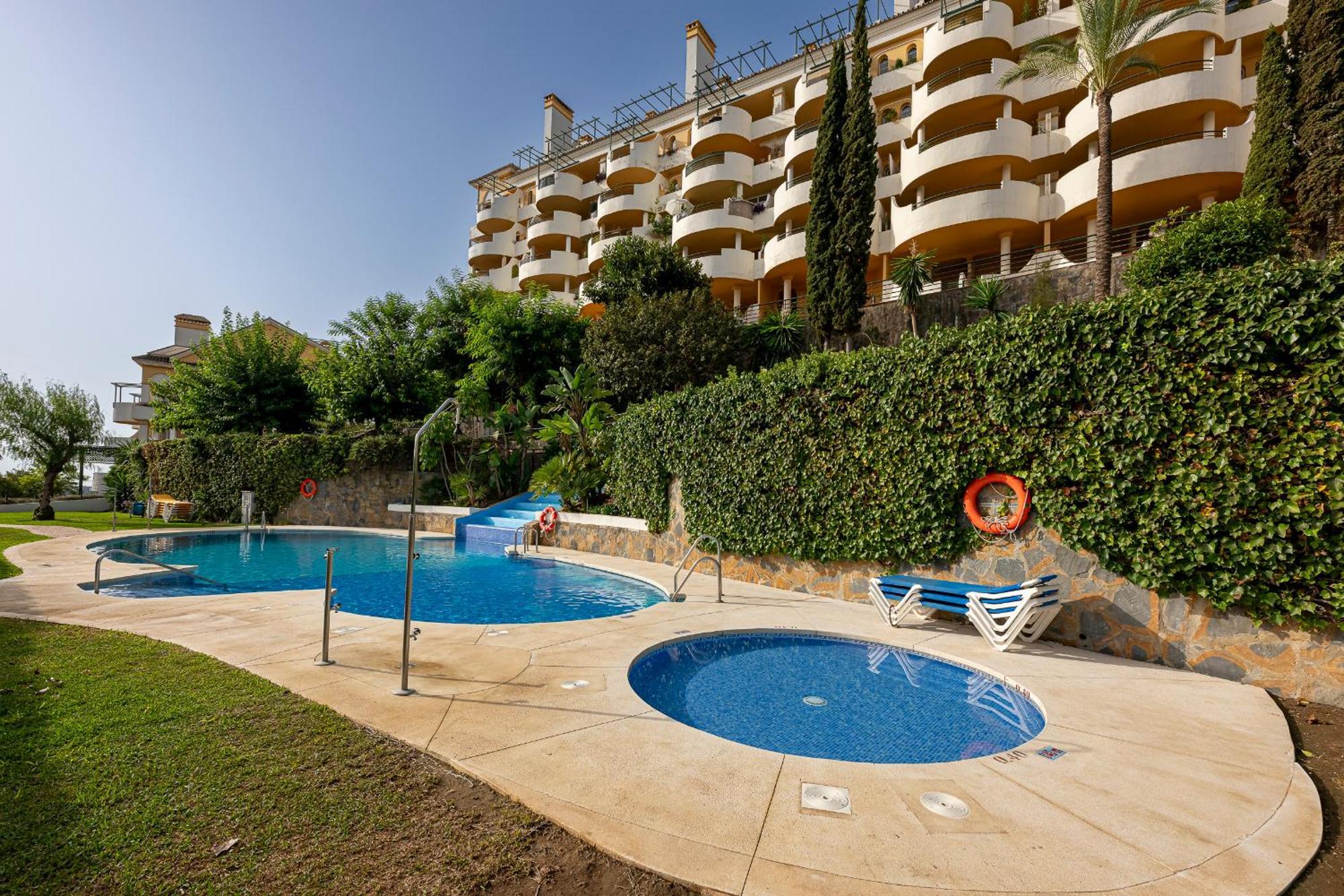 Apartment Recently Refurbished 2br Flat Pool In Puerto Banus Marbella