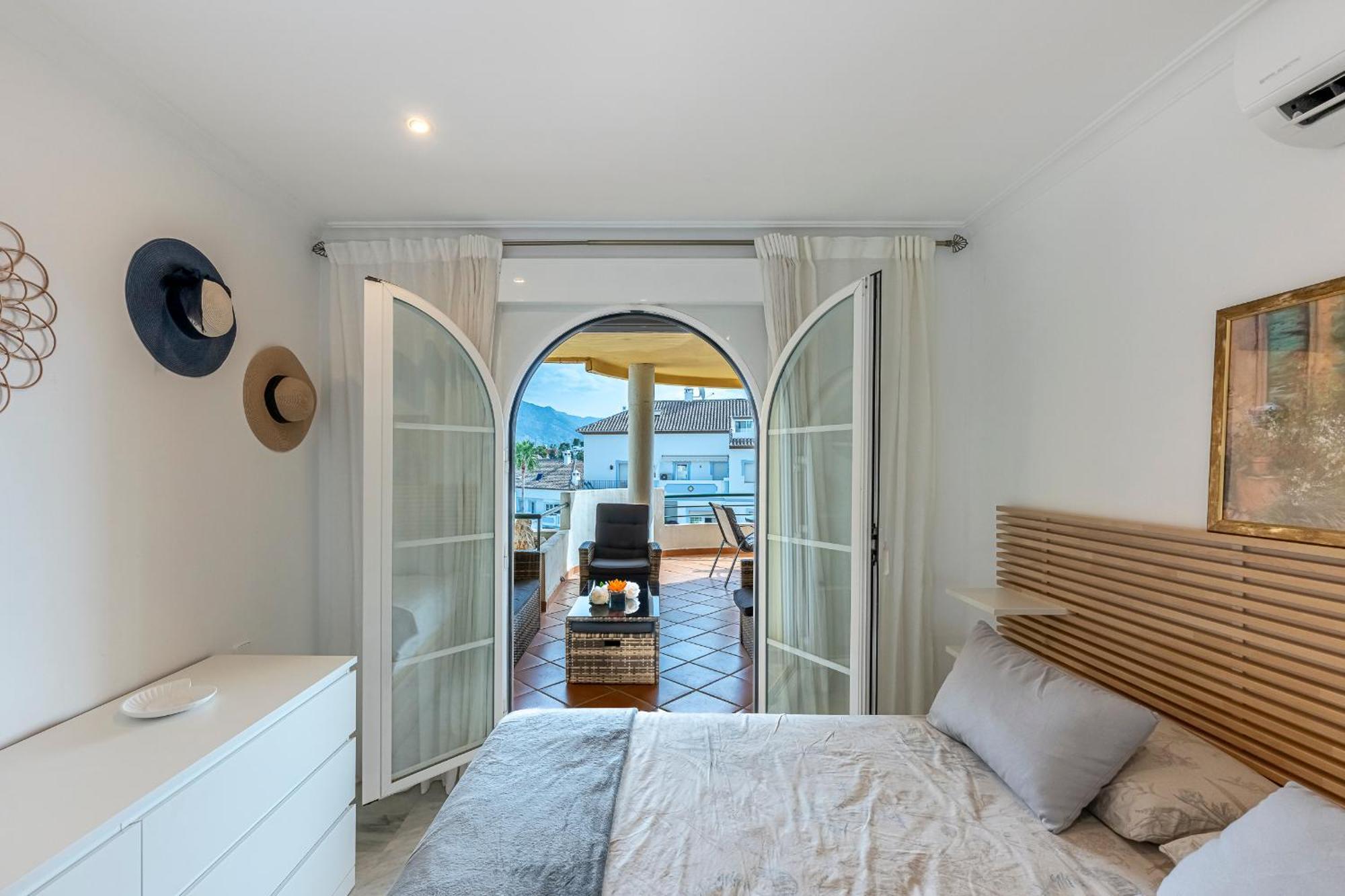 Apartment Recently Refurbished 2br Flat Pool In Puerto Banus *