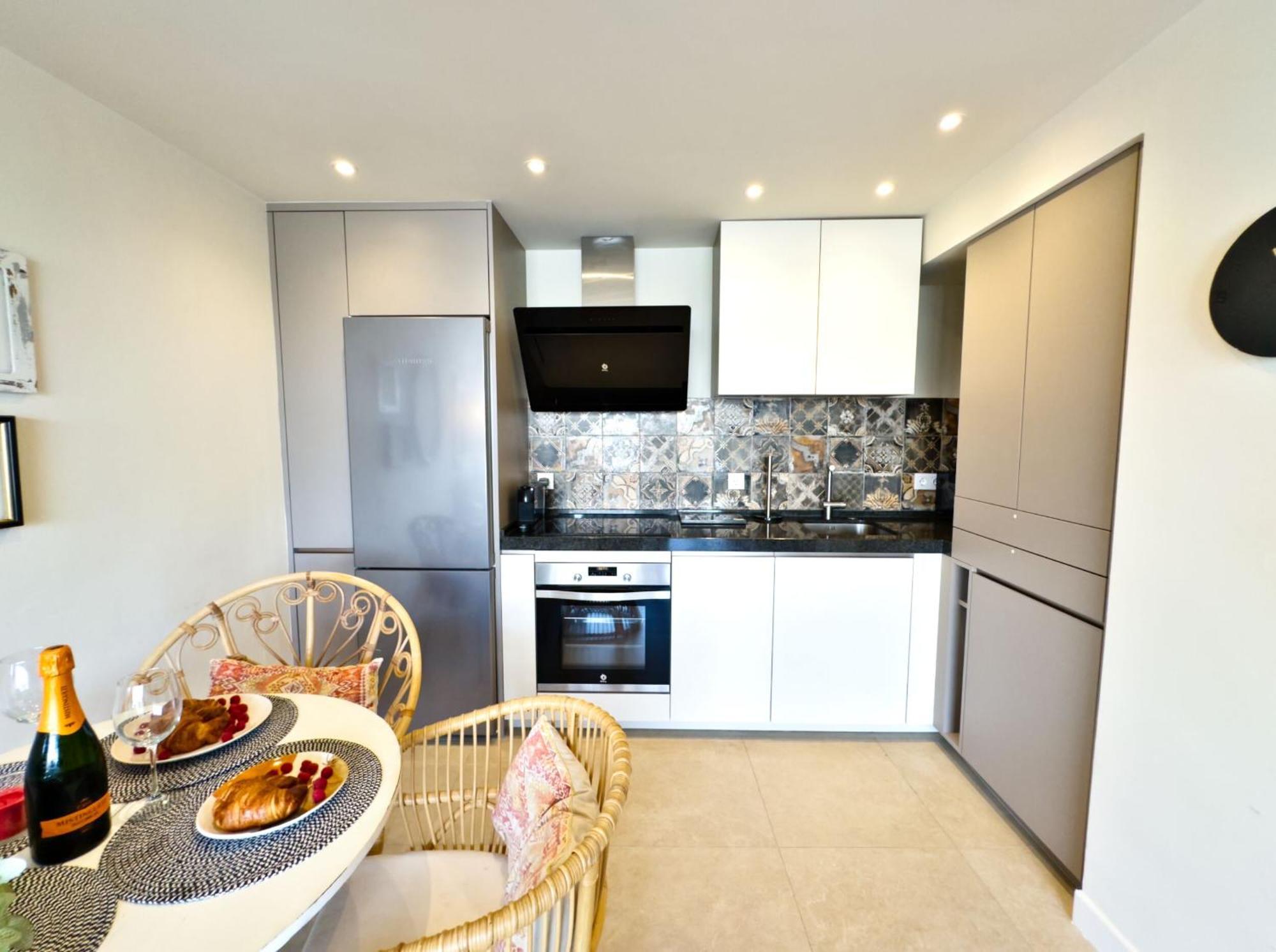 Boho Chic Apt, Frontline Sea & Paseo Views Apartamento