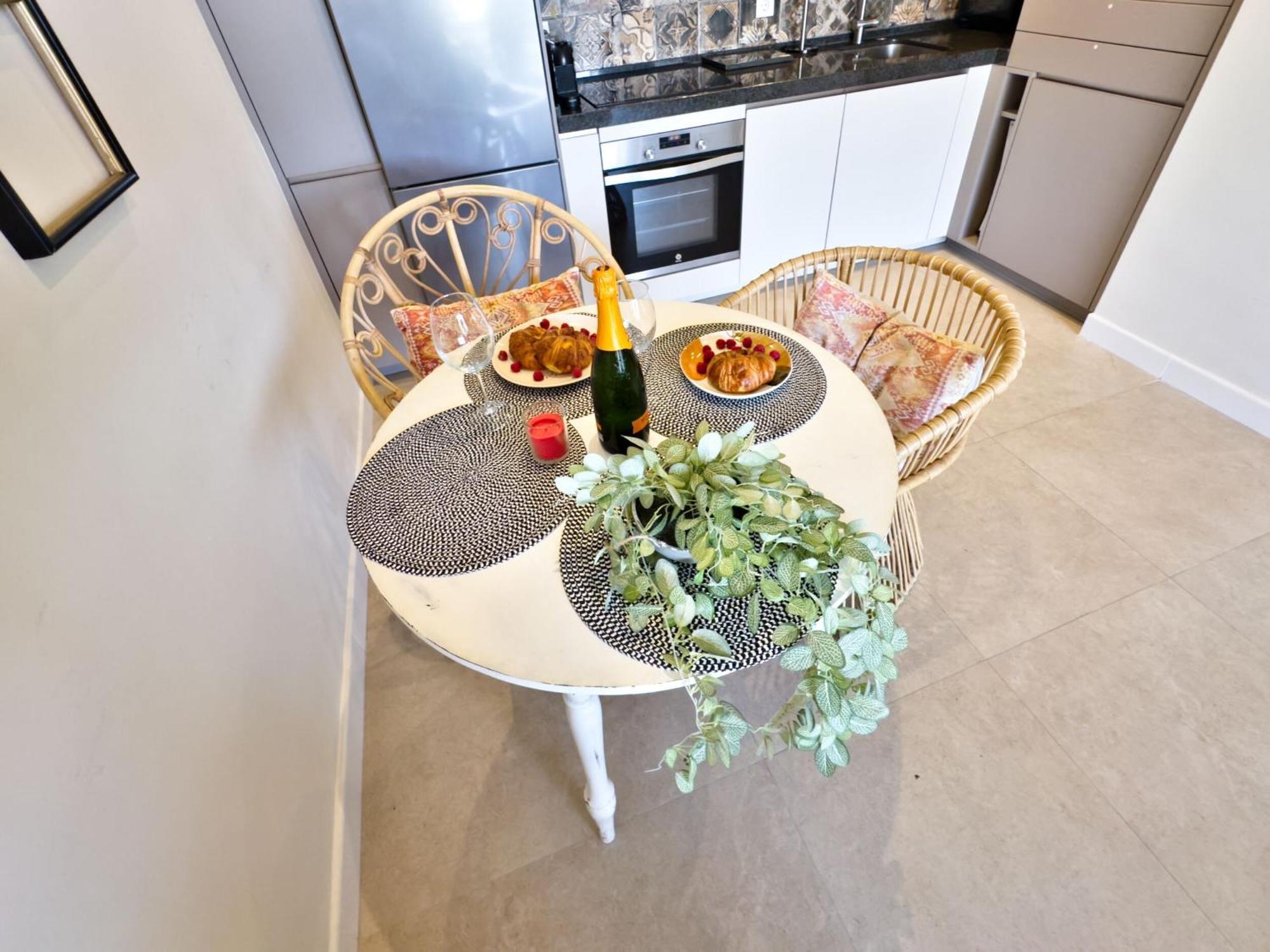 Apartamento Boho Chic Apt, Frontline Sea & Paseo Views *