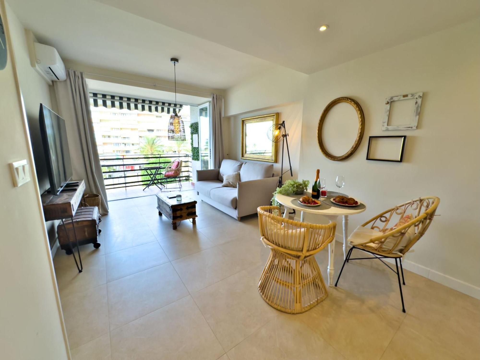 Boho Chic Apt, Frontline Sea & Paseo Views Apartamento