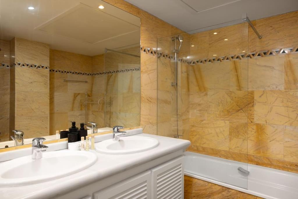 2 Bed In Magna With Sea Views Marbella