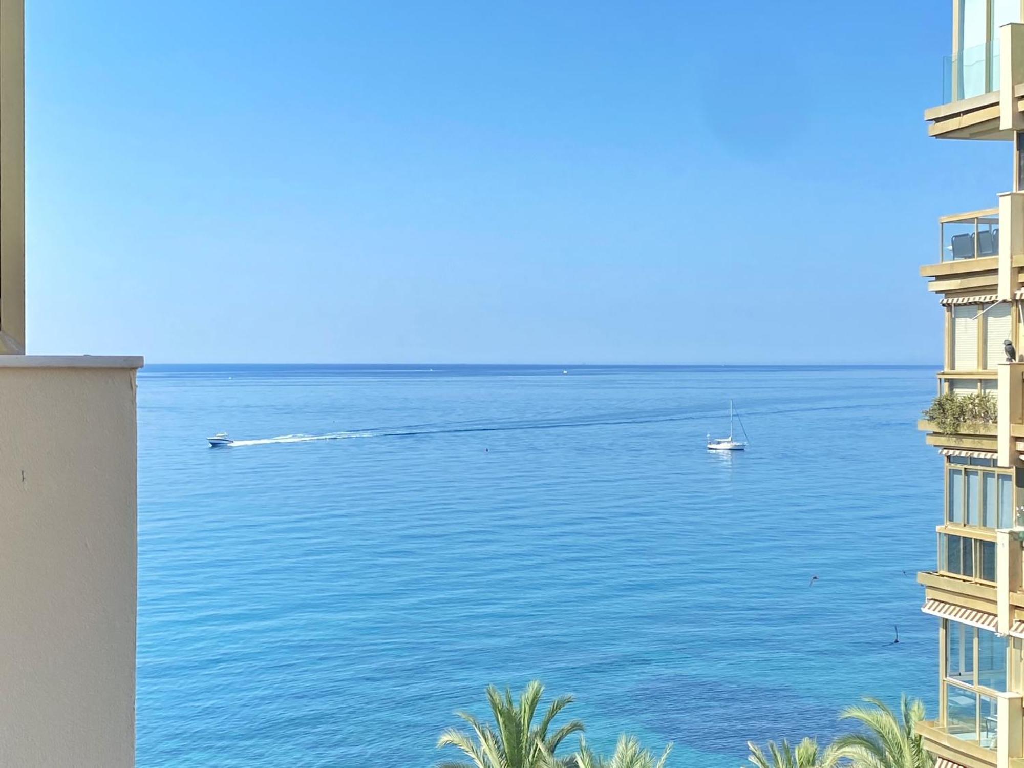 Beachfront Bliss, On The Promenade - Eaw Homes Apartment Marbella