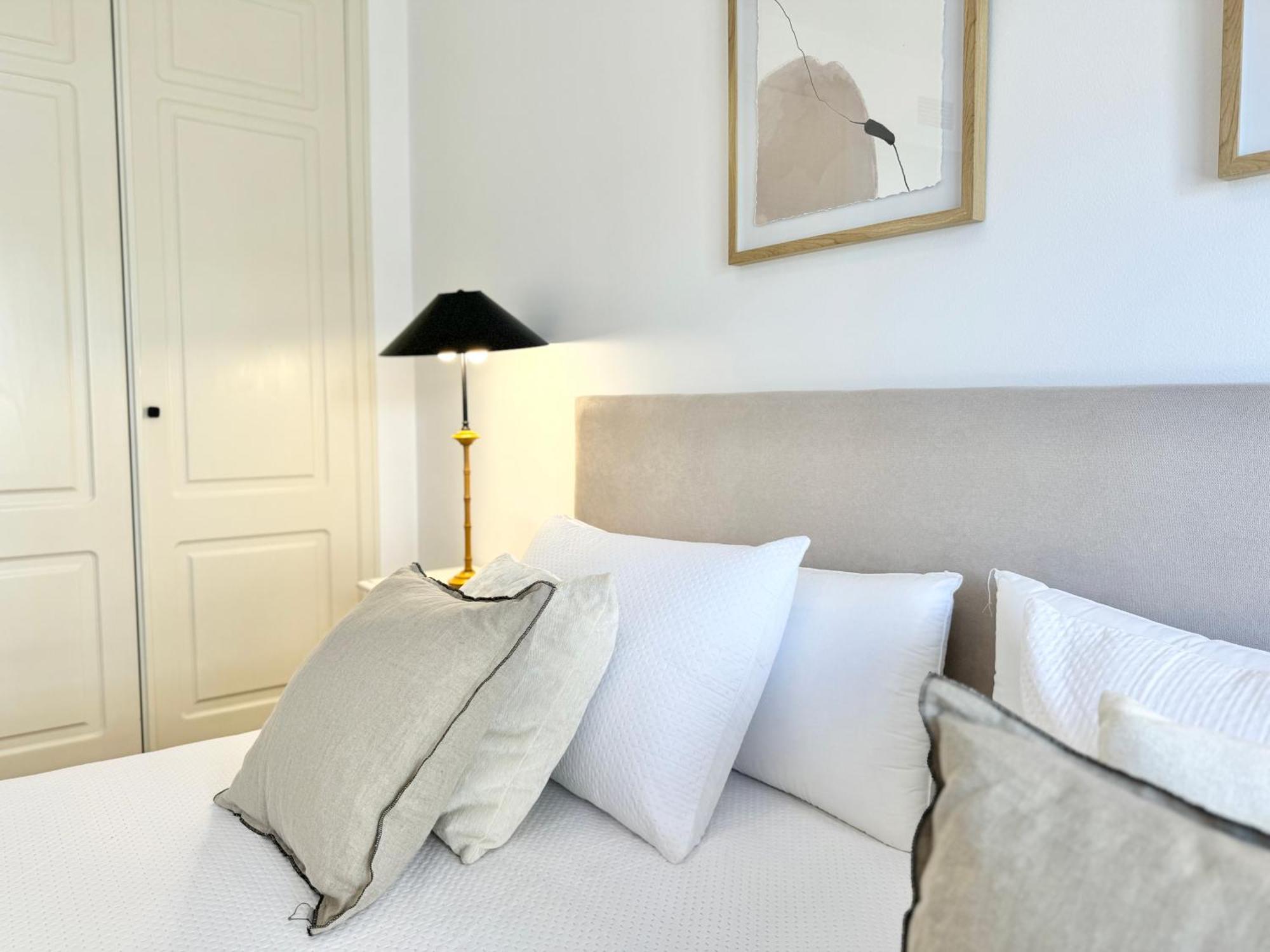 Apartment Rs 12 Luxury Center Of - Eaw Homes *
