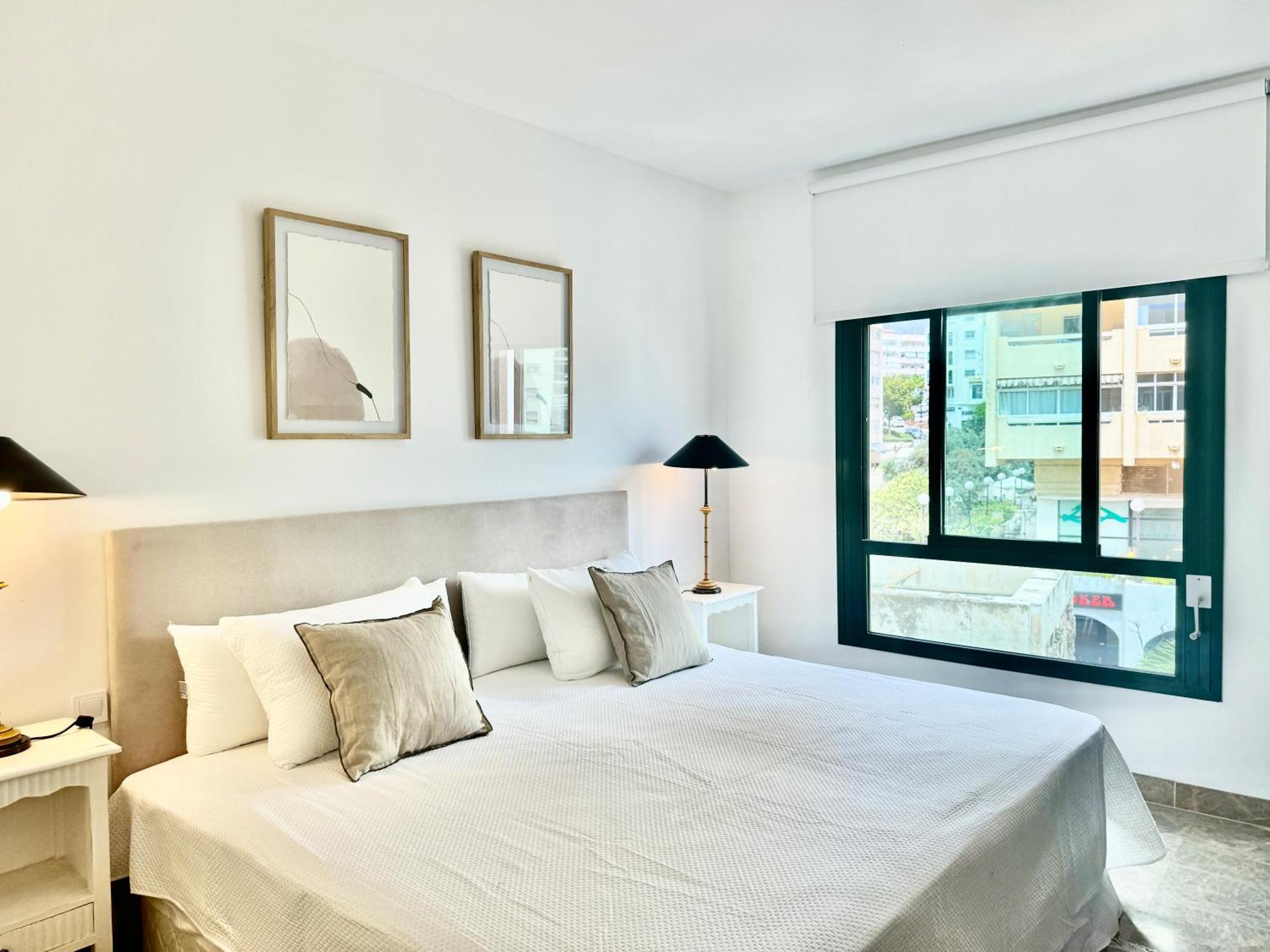 Rs 12 Luxury Center Of - Eaw Homes Apartment *