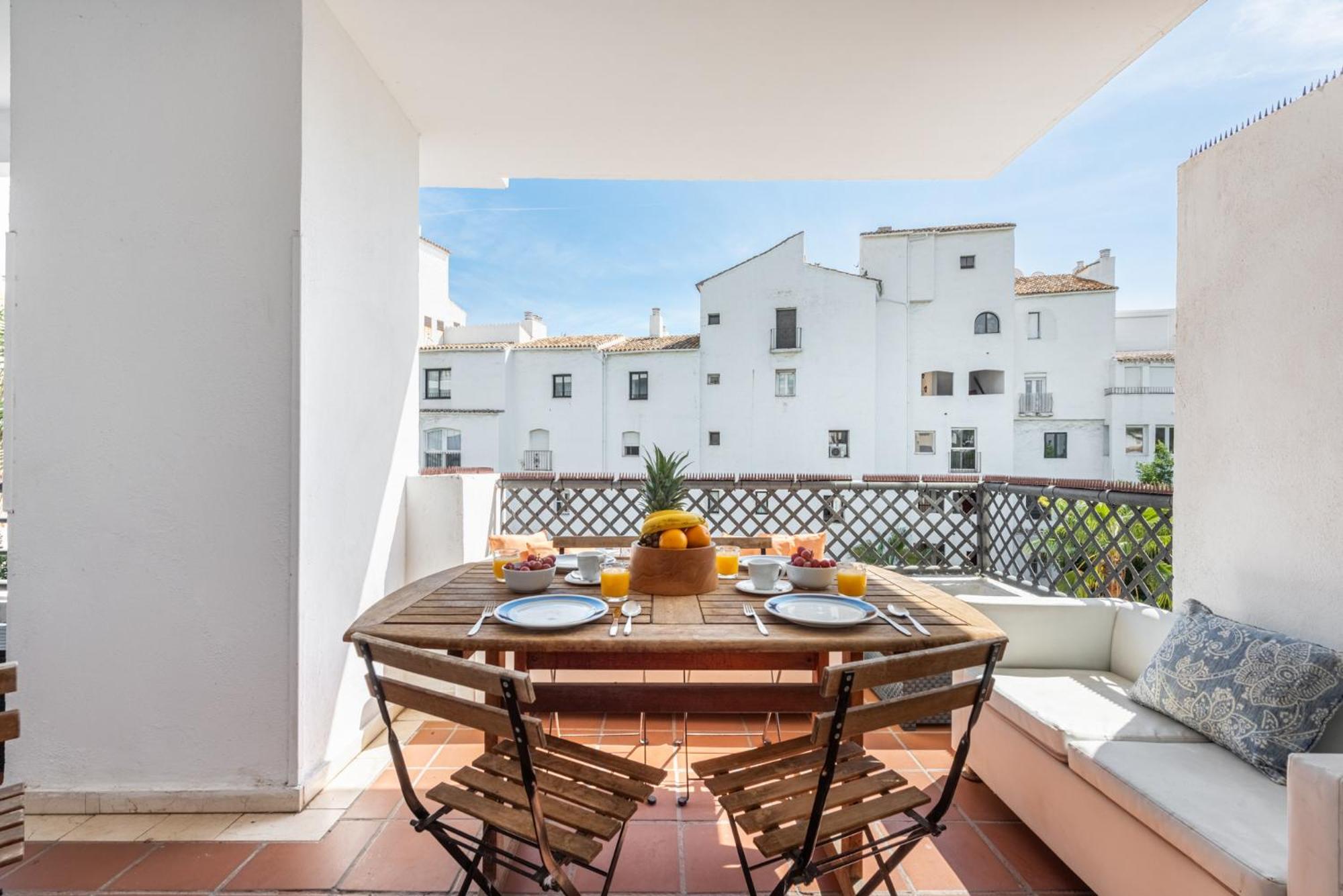 Terrazas De Banus, Location * Marbella