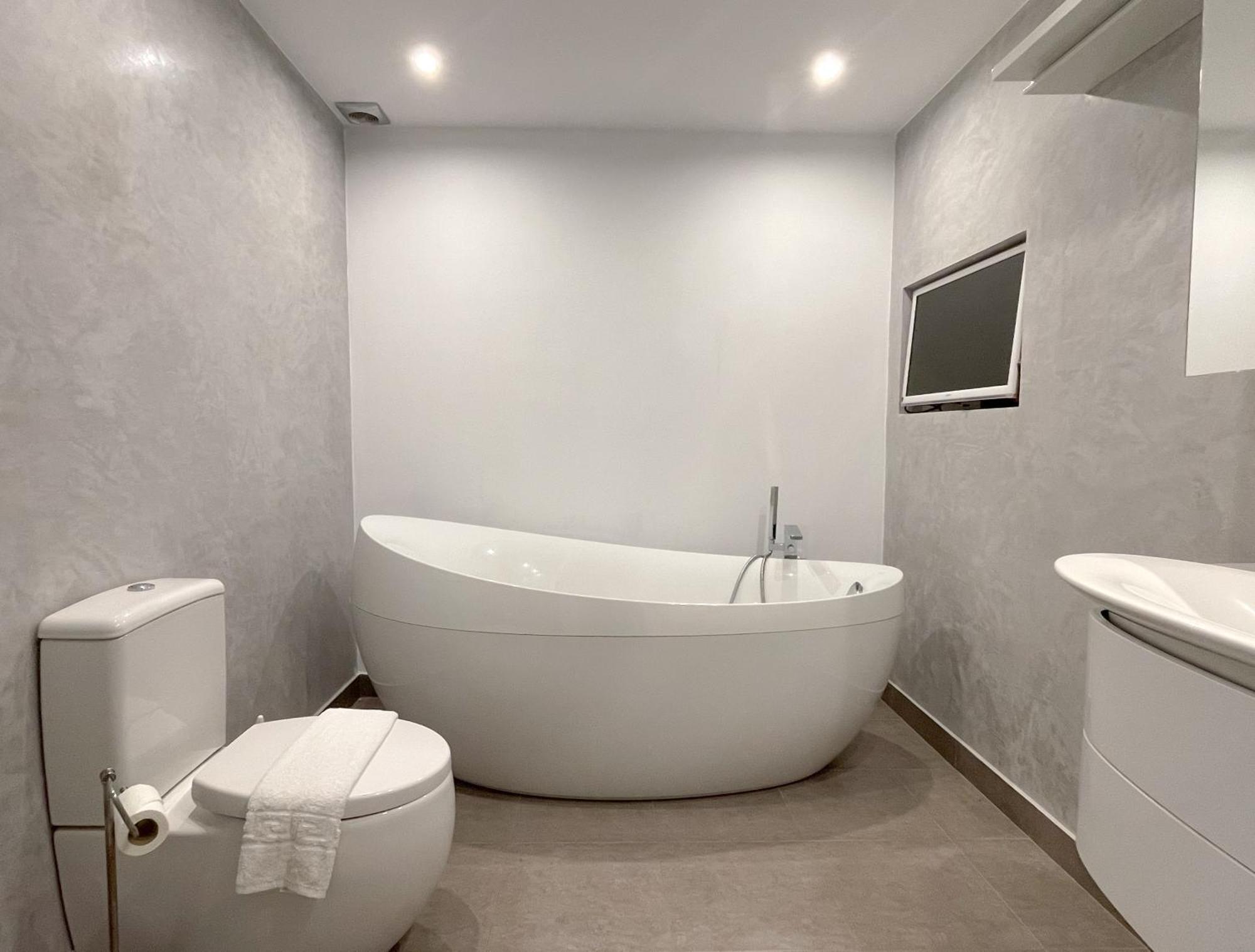 Aloha Hill Club Exclusive With Premier Amenities *