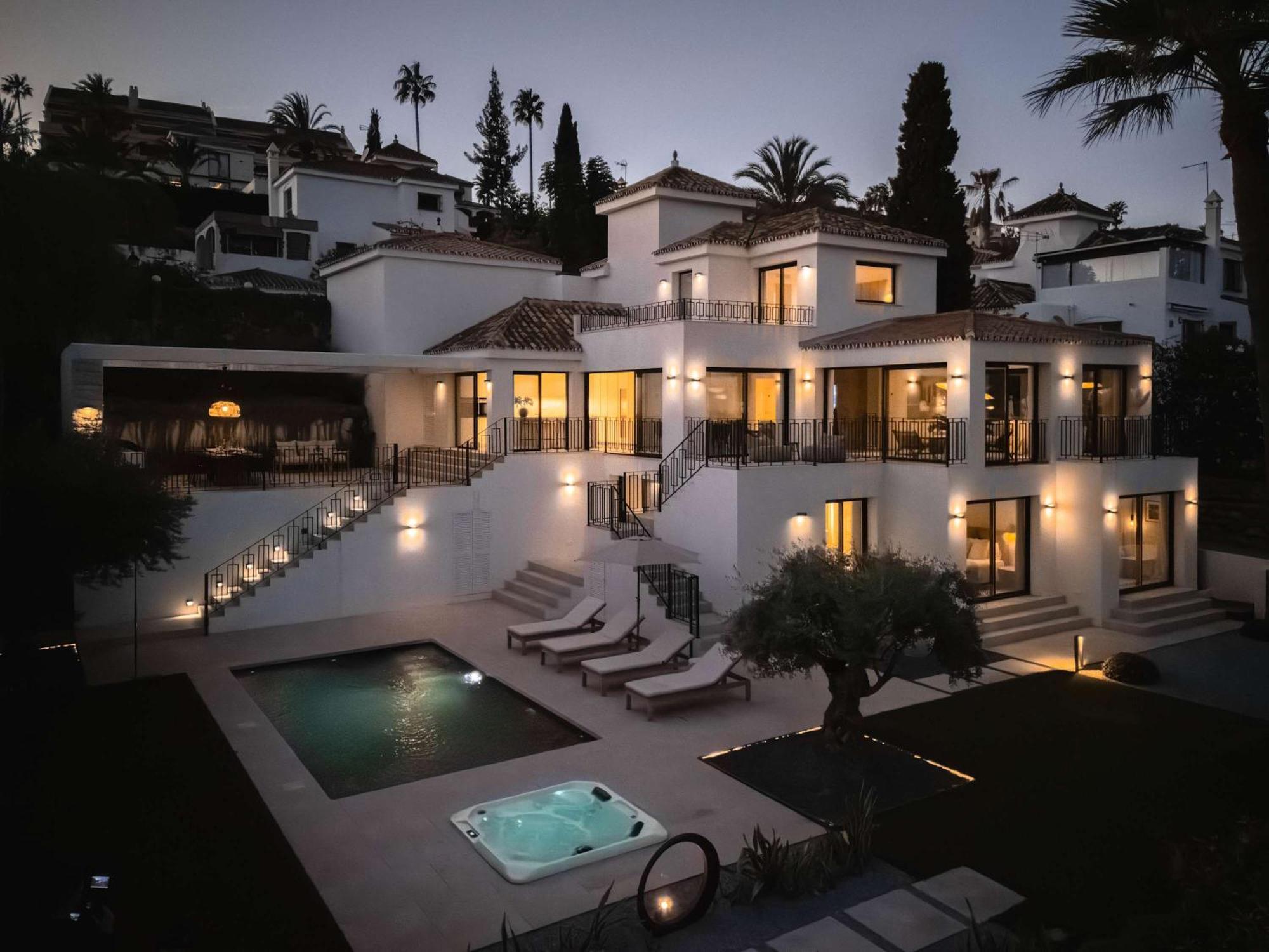 Kumaro 4 Bedroom Outdoor Pool Parking Villa *
