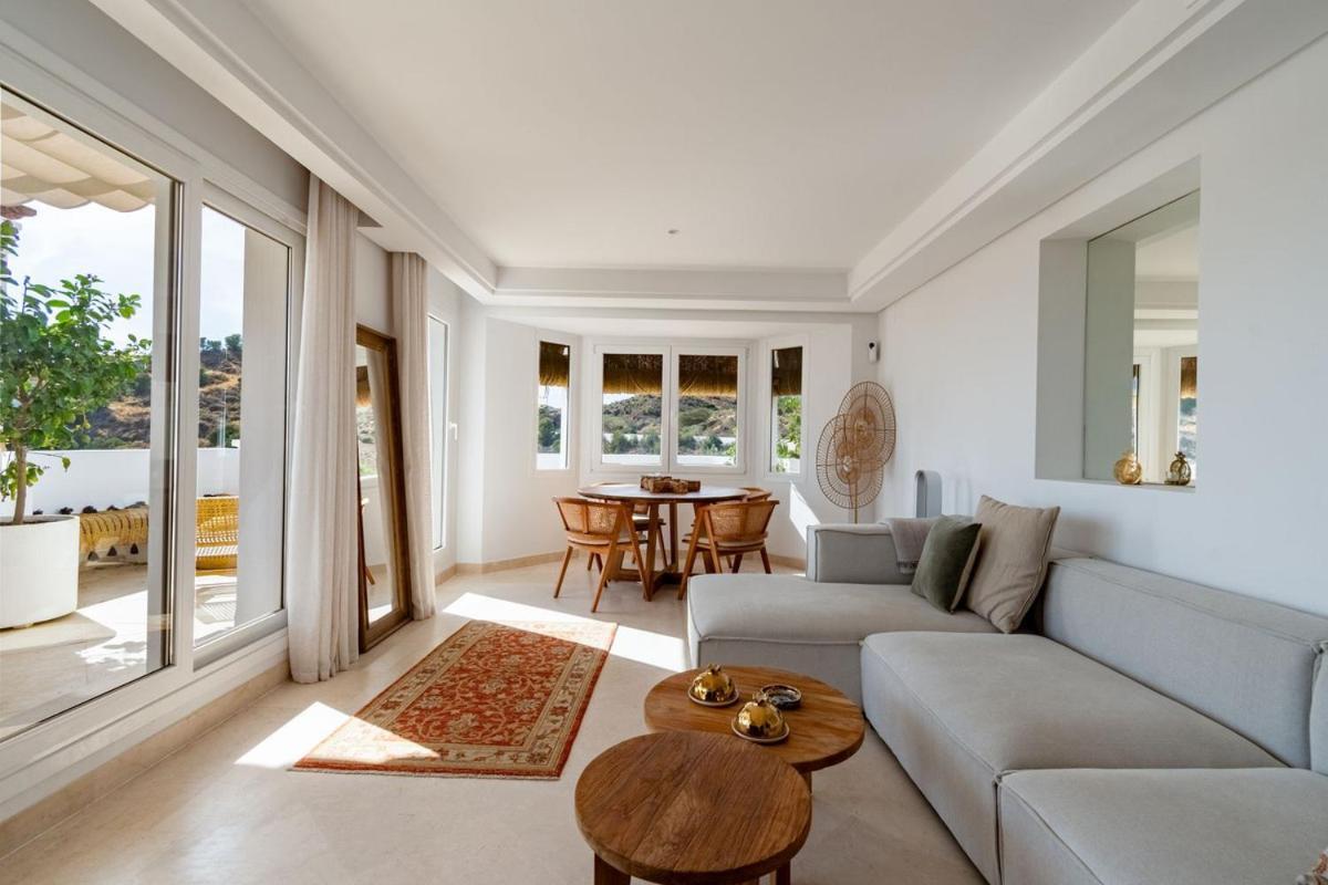 Apartment Penthouse With Sea View, Gym & Pool In Puerto Banus