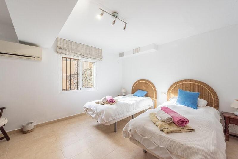 Casa La Concha - Luxury 6 Bedroom In Marbella, Beautiful Mountain View, Heated Swimming Pool, 15min Walk To Puerto Banus Beaches, Sleeps Up To 12 Villa