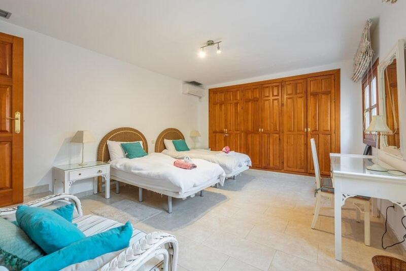 Casa La Concha - Luxury 6 Bedroom In Marbella, Beautiful Mountain View, Heated Swimming Pool, 15min Walk To Puerto Banus Beaches, Sleeps Up To 12 *