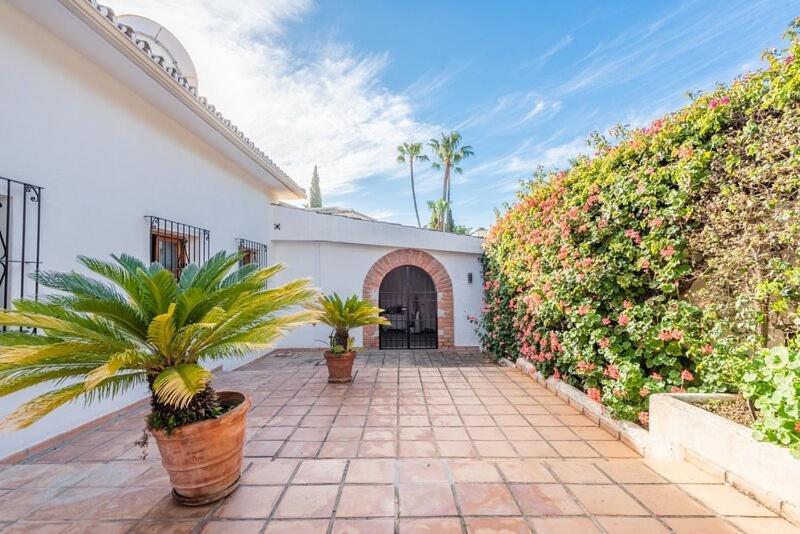 Casa La Concha - Luxury 6 Bedroom In Marbella, Beautiful Mountain View, Heated Swimming Pool, 15min Walk To Puerto Banus Beaches, Sleeps Up To 12