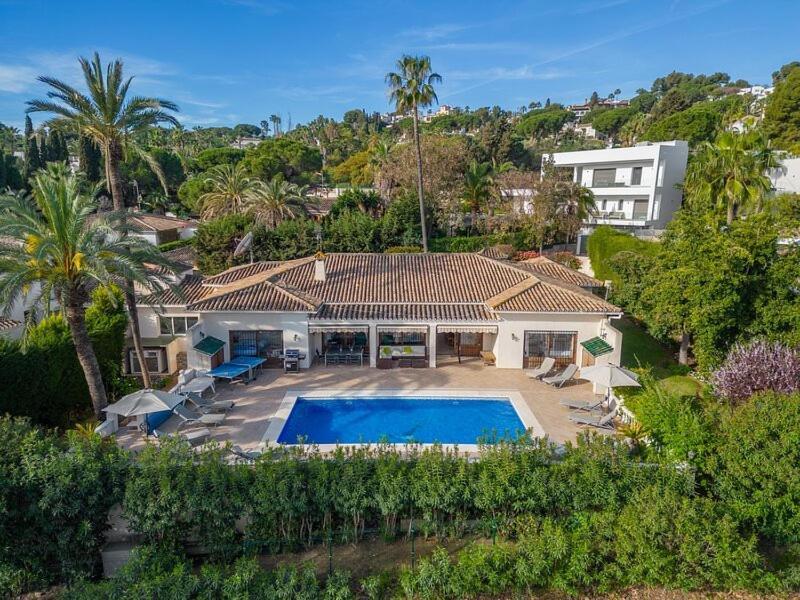 Casa La Concha - Luxury 6 Bedroom In Marbella, Beautiful Mountain View, Heated Swimming Pool, 15min Walk To Puerto Banus Beaches, Sleeps Up To 12