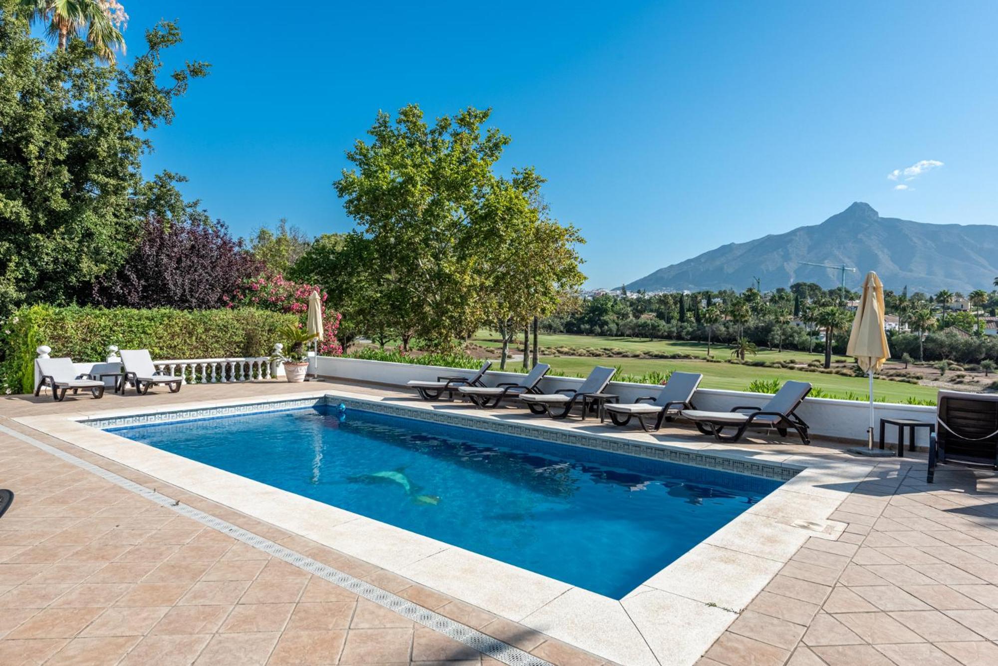 Casa La Concha - Luxury 6 Bedroom In Marbella, Beautiful Mountain View, Heated Swimming Pool, 15min Walk To Puerto Banus Beaches, Sleeps Up To 12 Villa *