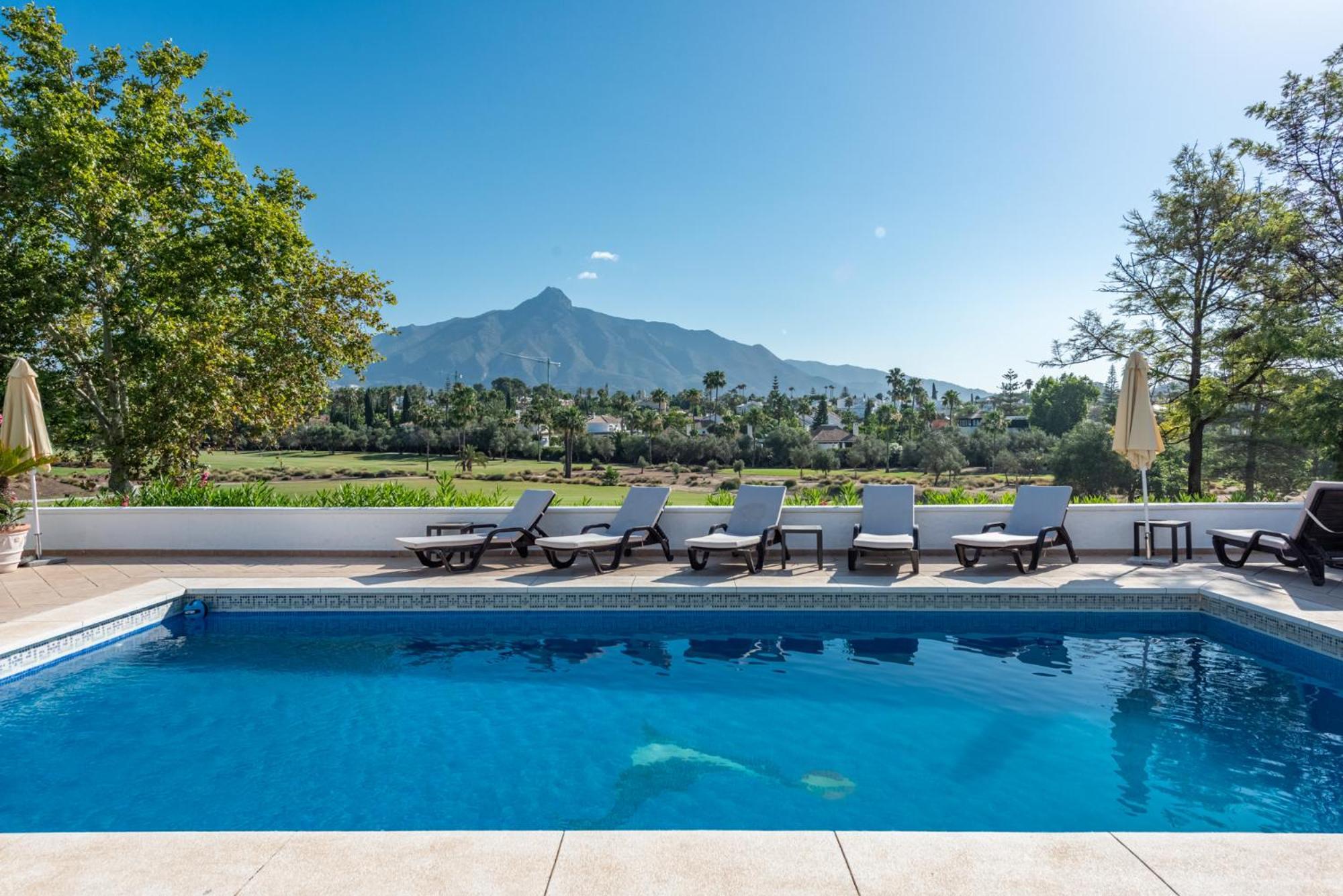 Casa La Concha - Luxury 6 Bedroom In Marbella, Beautiful Mountain View, Heated Swimming Pool, 15min Walk To Puerto Banus Beaches, Sleeps Up To 12