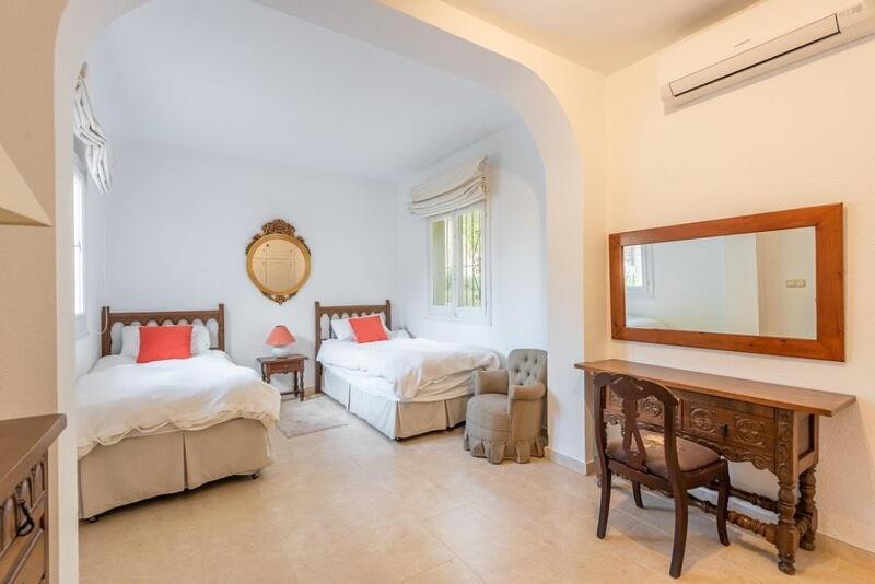 Casa La Concha - Luxury 6 Bedroom In Marbella, Beautiful Mountain View, Heated Swimming Pool, 15min Walk To Puerto Banus Beaches, Sleeps Up To 12 Villa Marbella