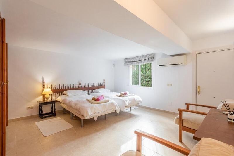 Casa La Concha - Luxury 6 Bedroom In Marbella, Beautiful Mountain View, Heated Swimming Pool, 15min Walk To Puerto Banus Beaches, Sleeps Up To 12 Villa