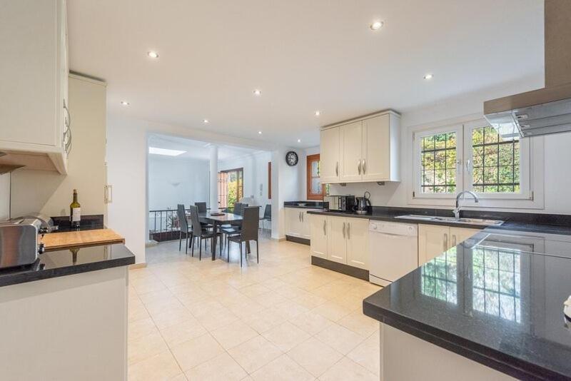 Casa La Concha - Luxury 6 Bedroom In Marbella, Beautiful Mountain View, Heated Swimming Pool, 15min Walk To Puerto Banus Beaches, Sleeps Up To 12 Marbella