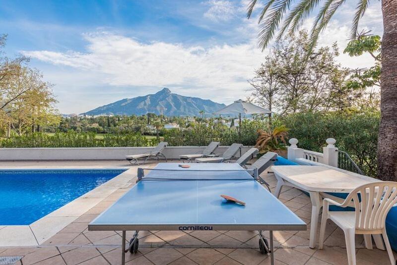 Casa La Concha - Luxury 6 Bedroom In Marbella, Beautiful Mountain View, Heated Swimming Pool, 15min Walk To Puerto Banus Beaches, Sleeps Up To 12 *