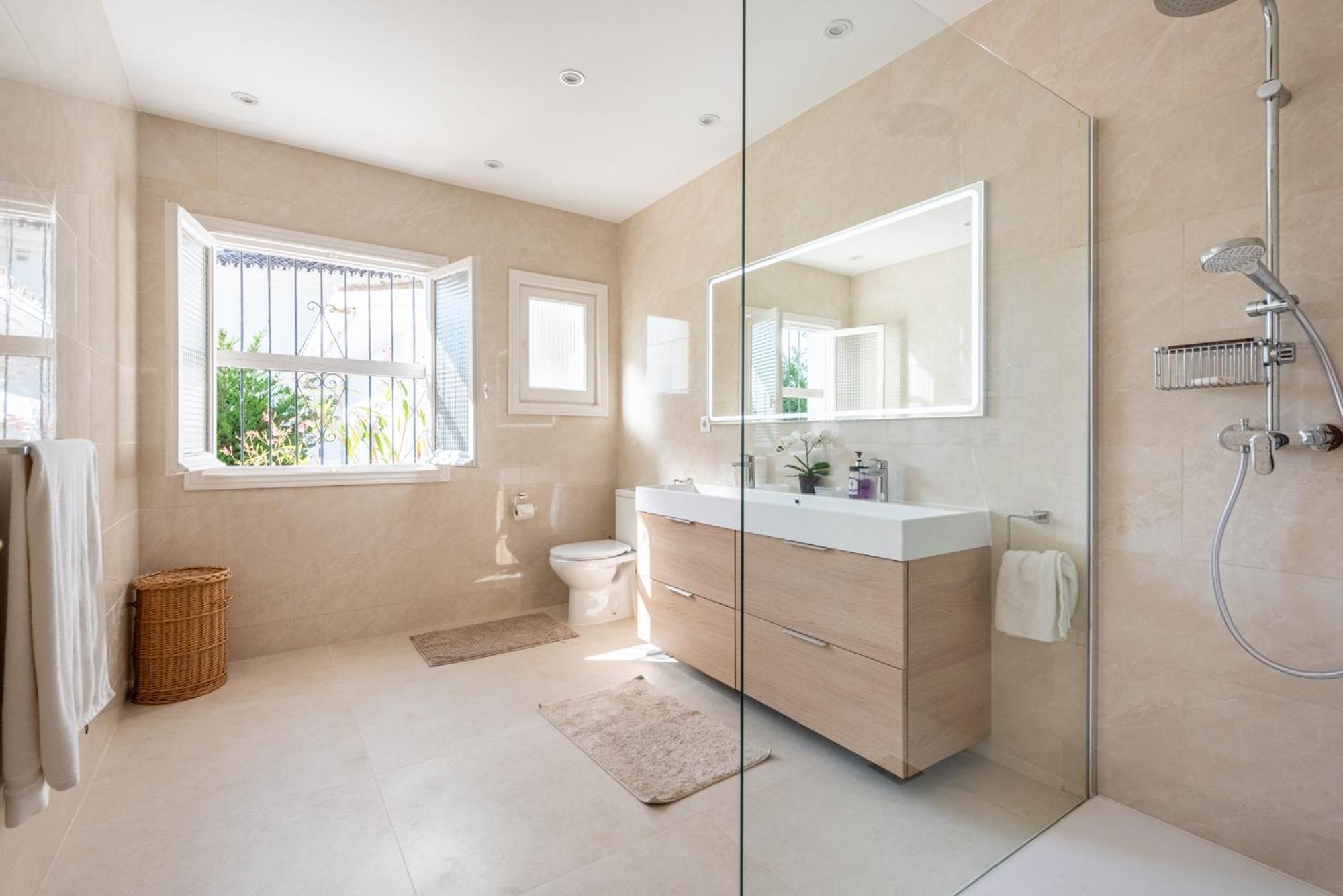 Casa La Concha - Luxury 6 Bedroom In Marbella, Beautiful Mountain View, Heated Swimming Pool, 15min Walk To Puerto Banus Beaches, Sleeps Up To 12 * Marbella