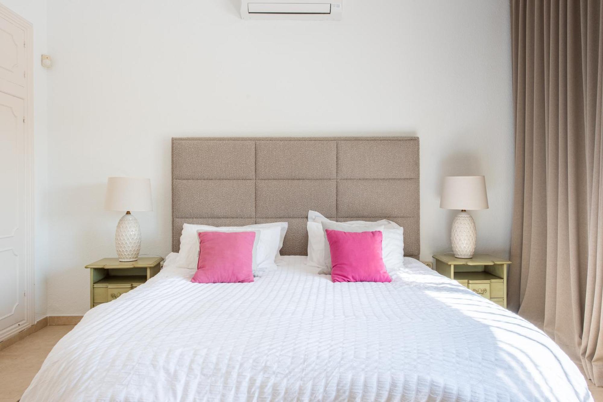 Villa Casa La Concha - Luxury 6 Bedroom In Marbella, Beautiful Mountain View, Heated Swimming Pool, 15min Walk To Puerto Banus Beaches, Sleeps Up To 12