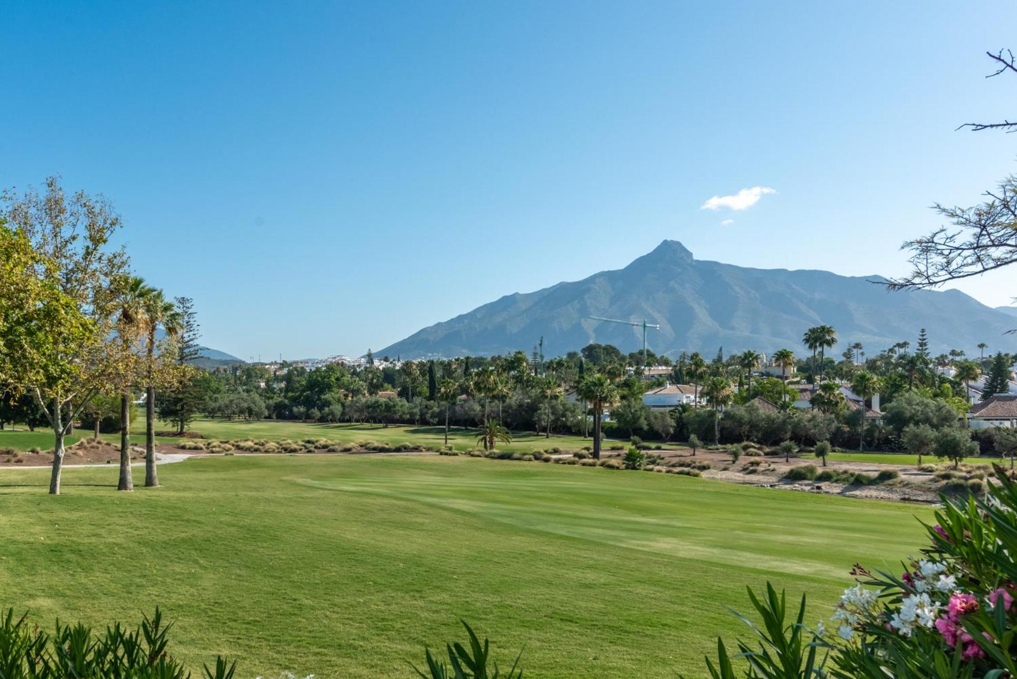 Casa La Concha - Luxury 6 Bedroom In Marbella, Beautiful Mountain View, Heated Swimming Pool, 15min Walk To Puerto Banus Beaches, Sleeps Up To 12 Villa Marbella