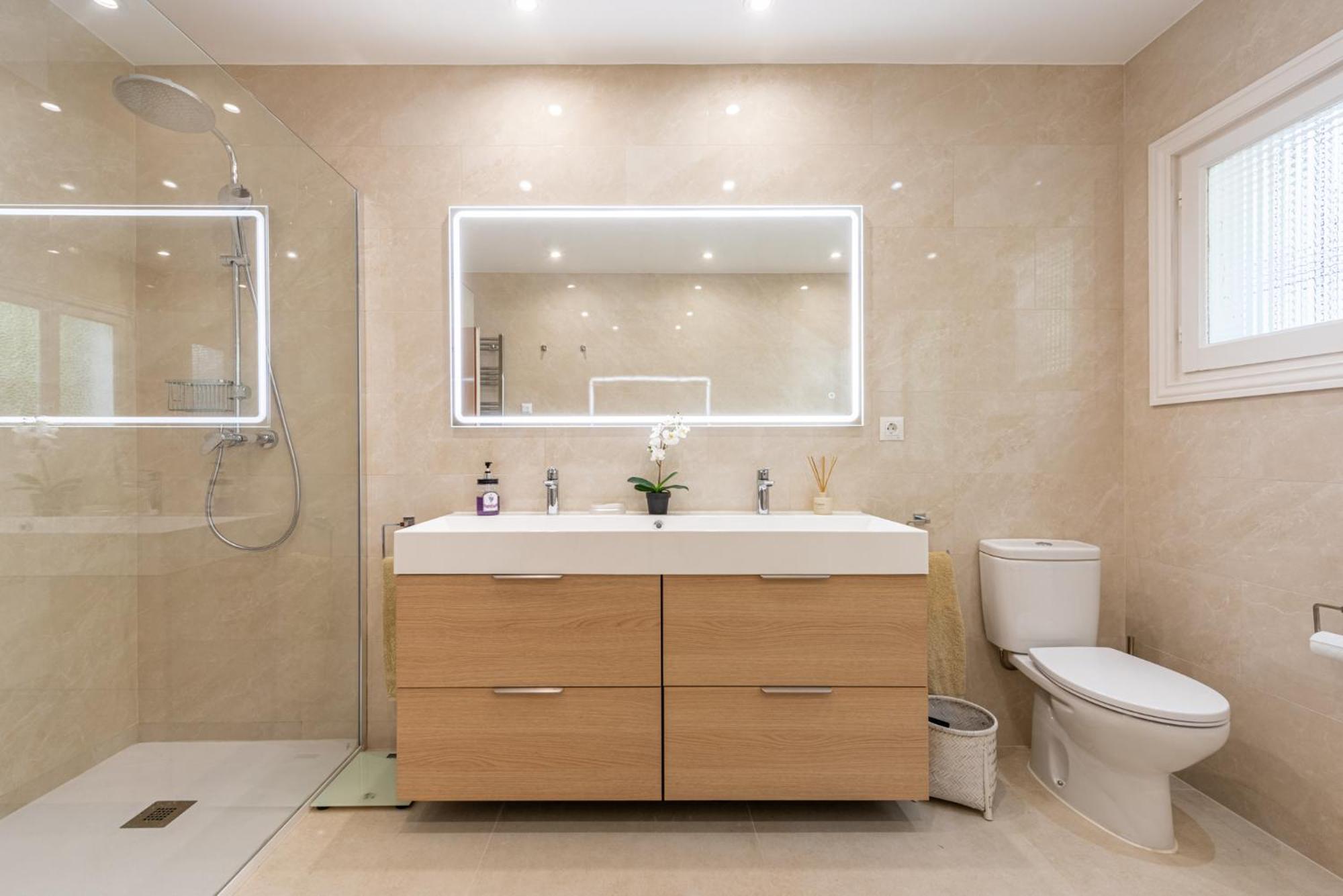Casa La Concha - Luxury 6 Bedroom In Marbella, Beautiful Mountain View, Heated Swimming Pool, 15min Walk To Puerto Banus Beaches, Sleeps Up To 12 * Marbella