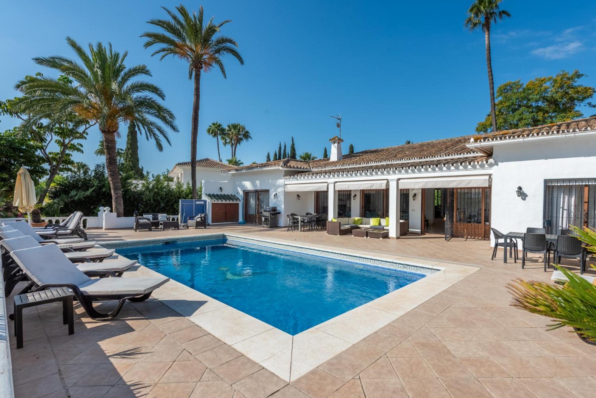 Casa La Concha - Luxury 6 Bedroom In Marbella, Beautiful Mountain View, Heated Swimming Pool, 15min Walk To Puerto Banus Beaches, Sleeps Up To 12