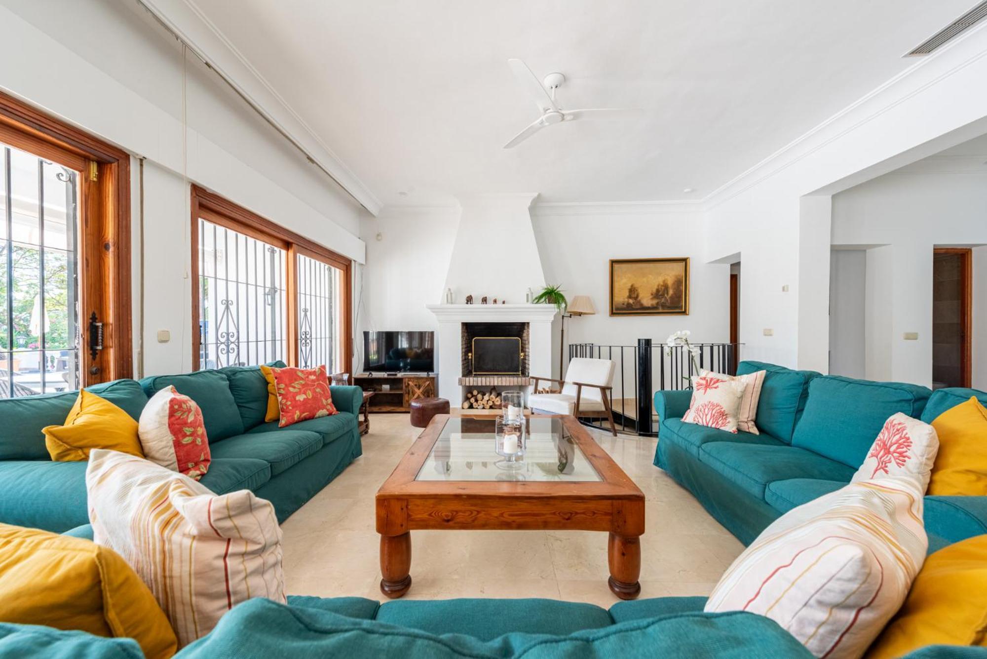 Casa La Concha - Luxury 6 Bedroom In Marbella, Beautiful Mountain View, Heated Swimming Pool, 15min Walk To Puerto Banus Beaches, Sleeps Up To 12 Villa