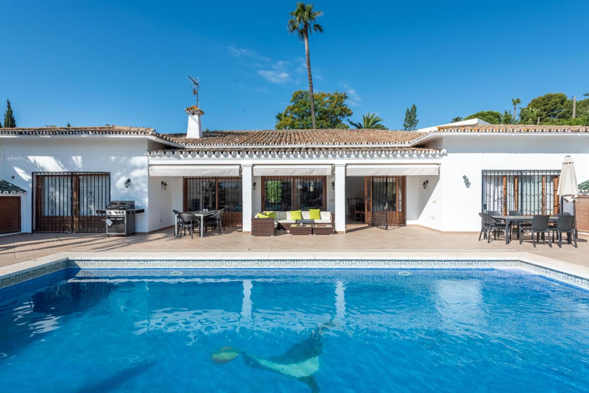 Casa La Concha - Luxury 6 Bedroom In Marbella, Beautiful Mountain View, Heated Swimming Pool, 15min Walk To Puerto Banus Beaches, Sleeps Up To 12 Villa Marbella