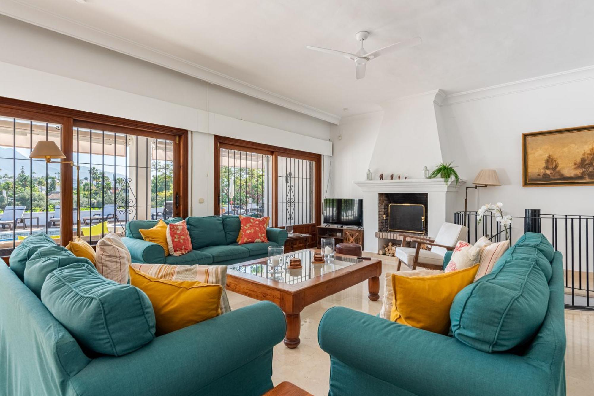 Casa La Concha - Luxury 6 Bedroom In Marbella, Beautiful Mountain View, Heated Swimming Pool, 15min Walk To Puerto Banus Beaches, Sleeps Up To 12 * Marbella