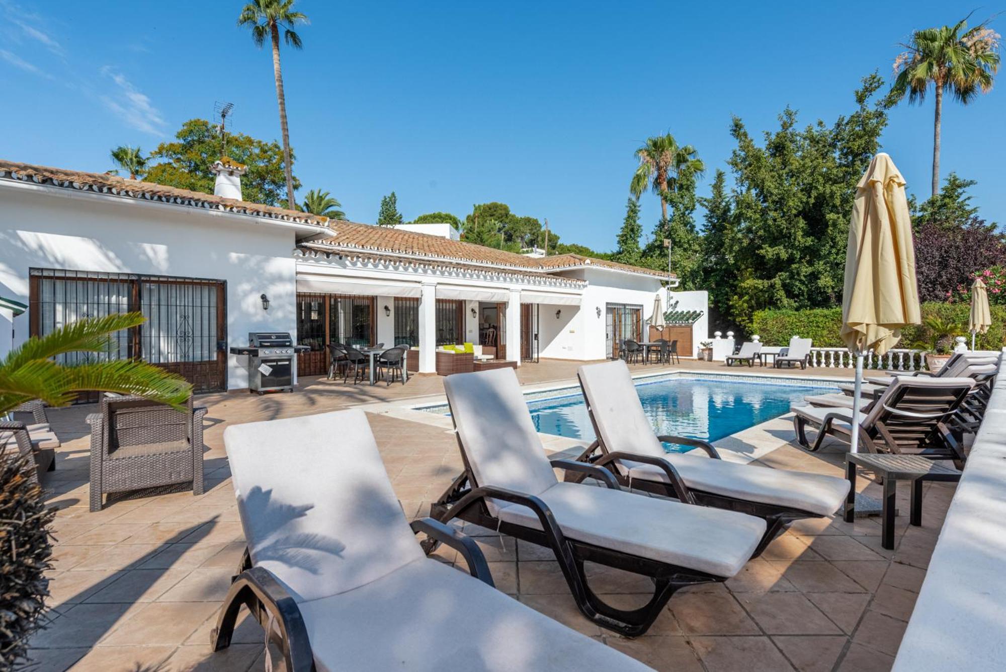 Casa La Concha - Luxury 6 Bedroom In Marbella, Beautiful Mountain View, Heated Swimming Pool, 15min Walk To Puerto Banus Beaches, Sleeps Up To 12 Villa