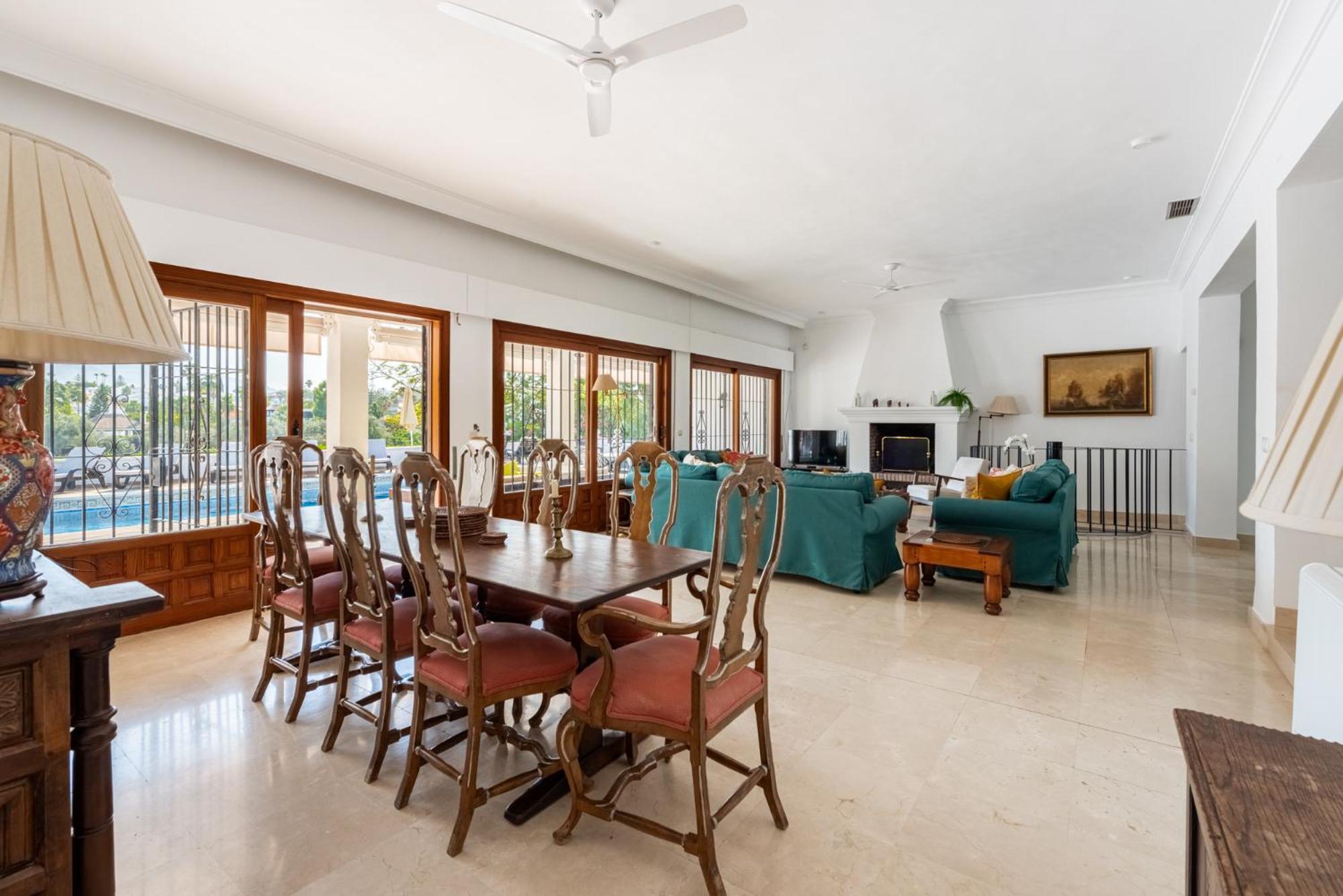 Villa Casa La Concha - Luxury 6 Bedroom In Marbella, Beautiful Mountain View, Heated Swimming Pool, 15min Walk To Puerto Banus Beaches, Sleeps Up To 12 *