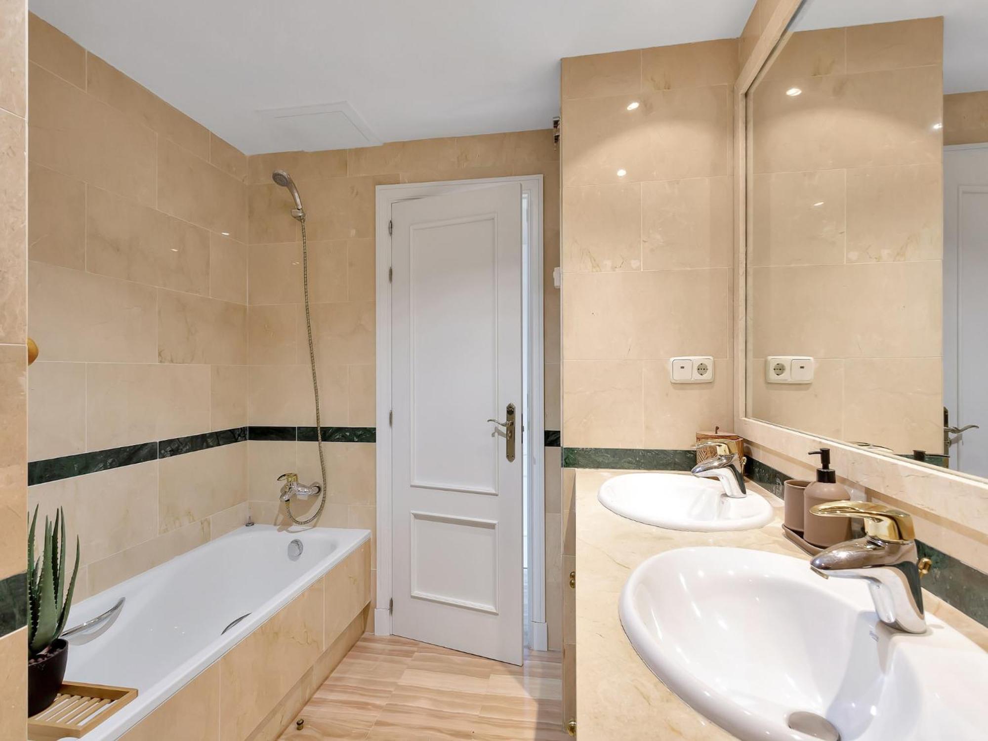 Charming With Terrace Apartment Marbella