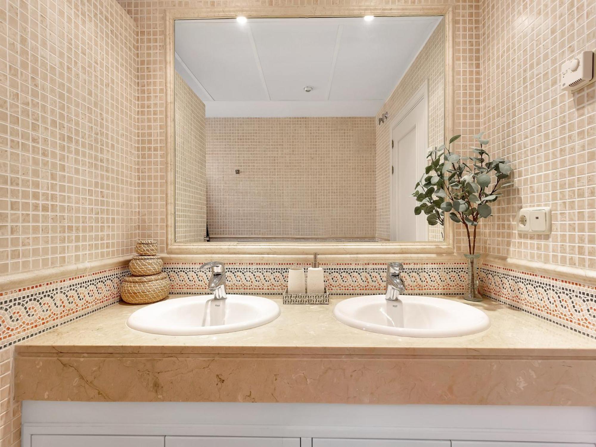 Charming With Terrace Apartment *