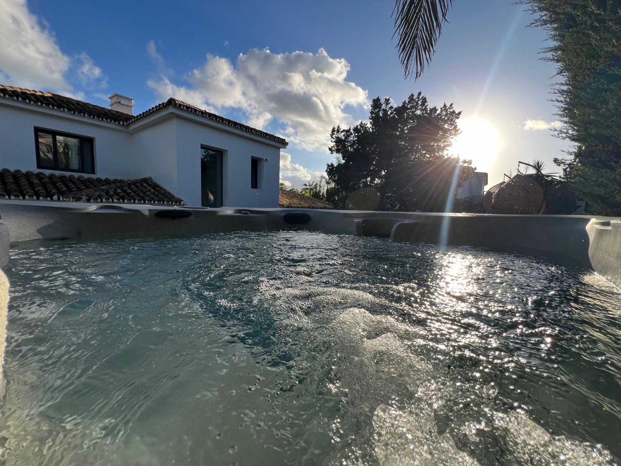 Family Bliss In Marbella- Brand-new 4 Bedroom With Garden, Private Pool & Jacuzzi, Marbesa 500 M To The Beautiful Cabopino Villa *