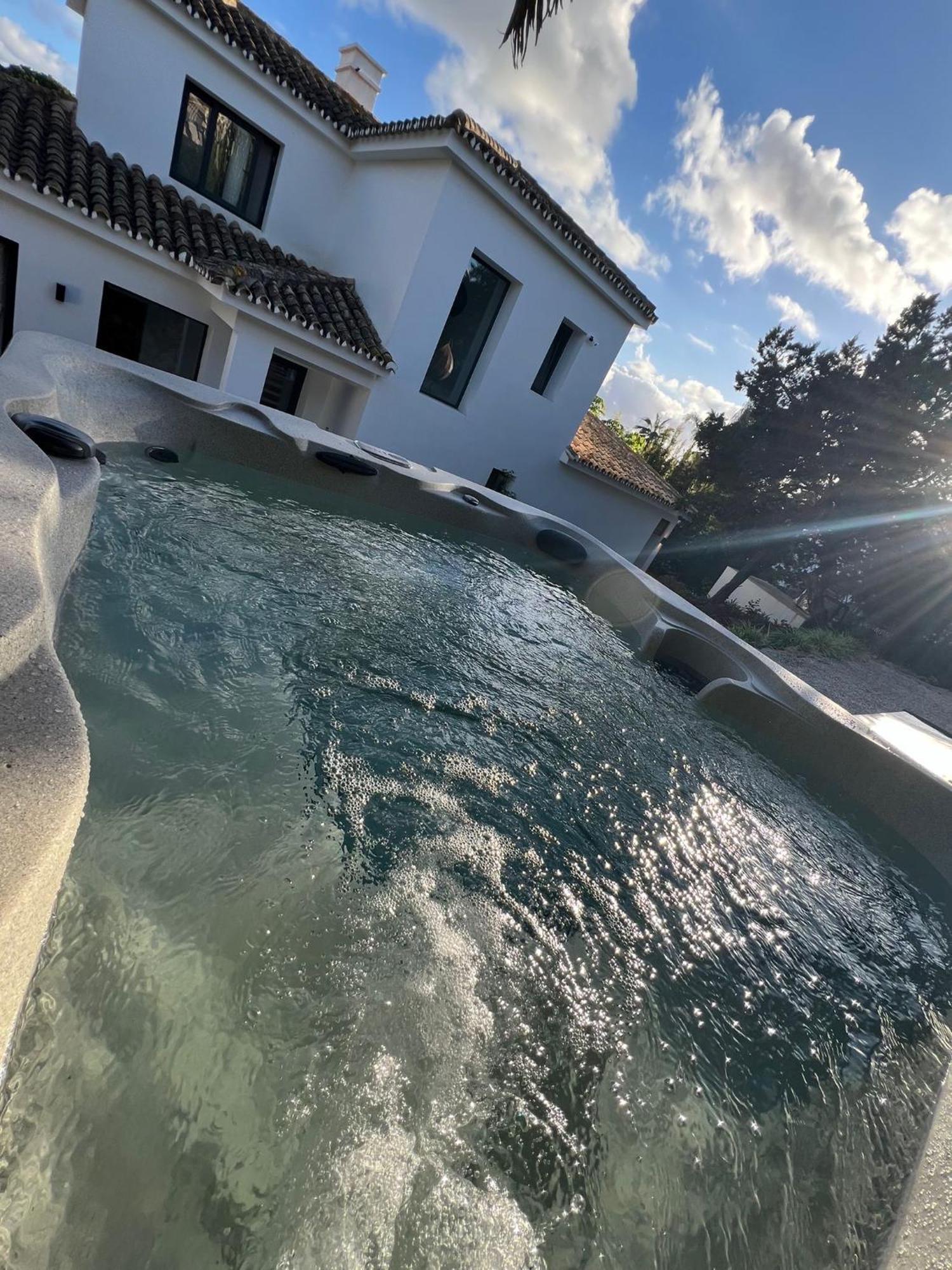 Villa Family Bliss In Marbella- Brand-new 4 Bedroom With Garden, Private Pool & Jacuzzi, Marbesa 500 M To The Beautiful Cabopino *