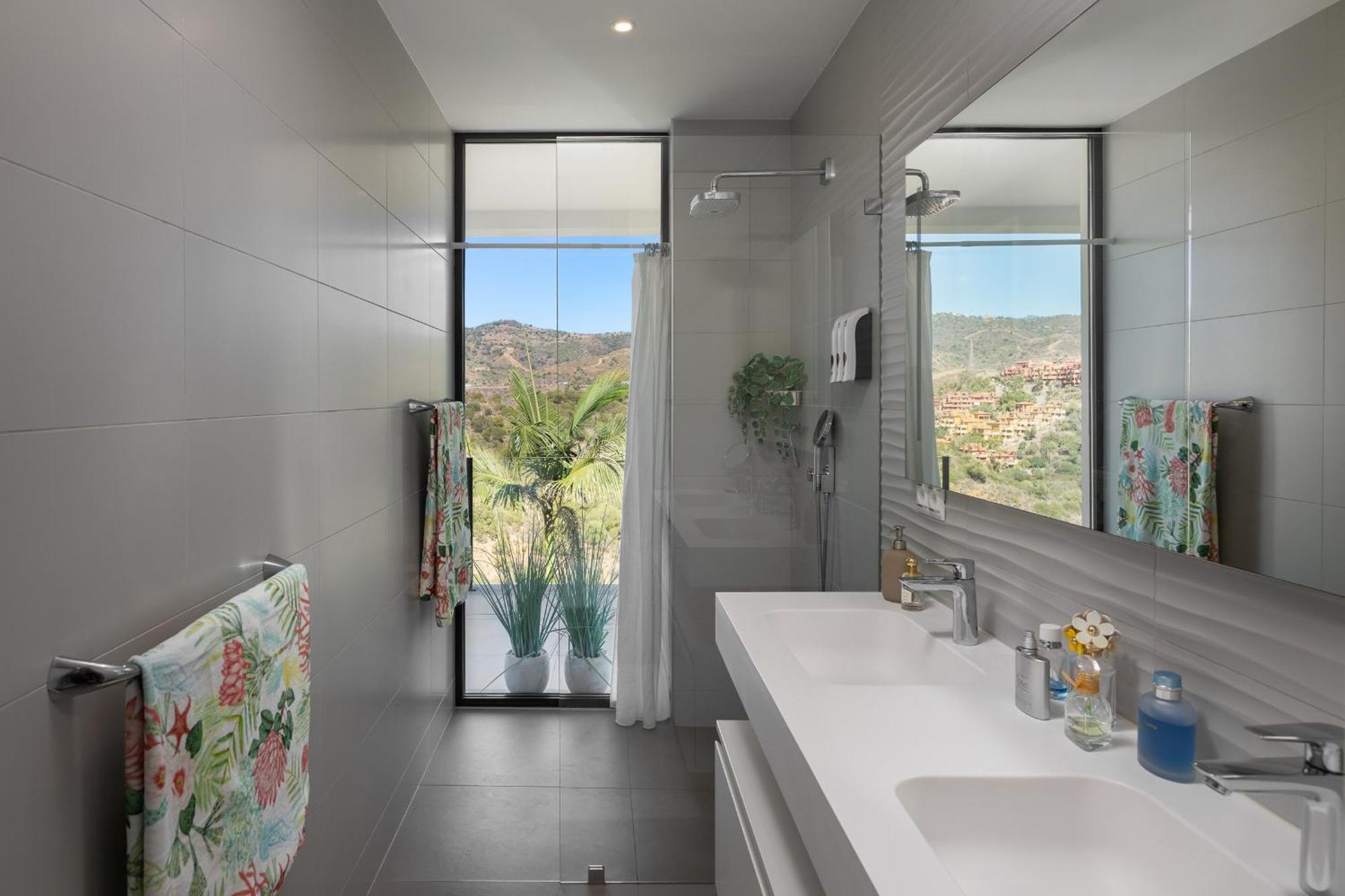 4-bedroom Modern With Heated Pool *