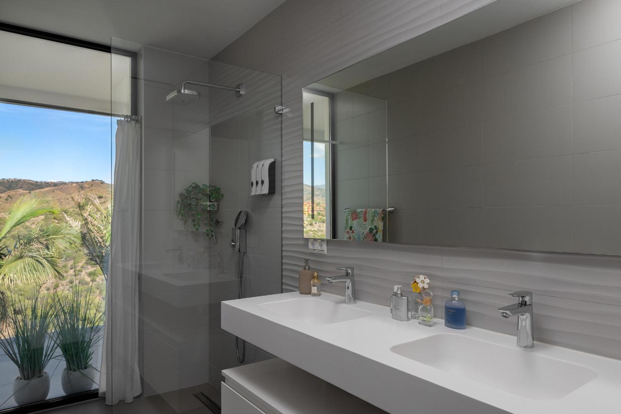 4-bedroom Modern With Heated Pool