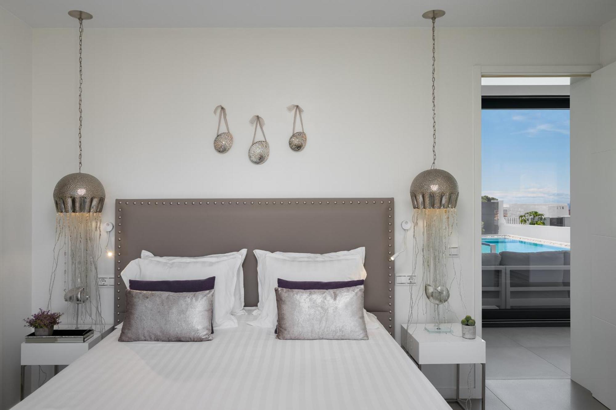 Villa 4-bedroom Modern With Heated Pool